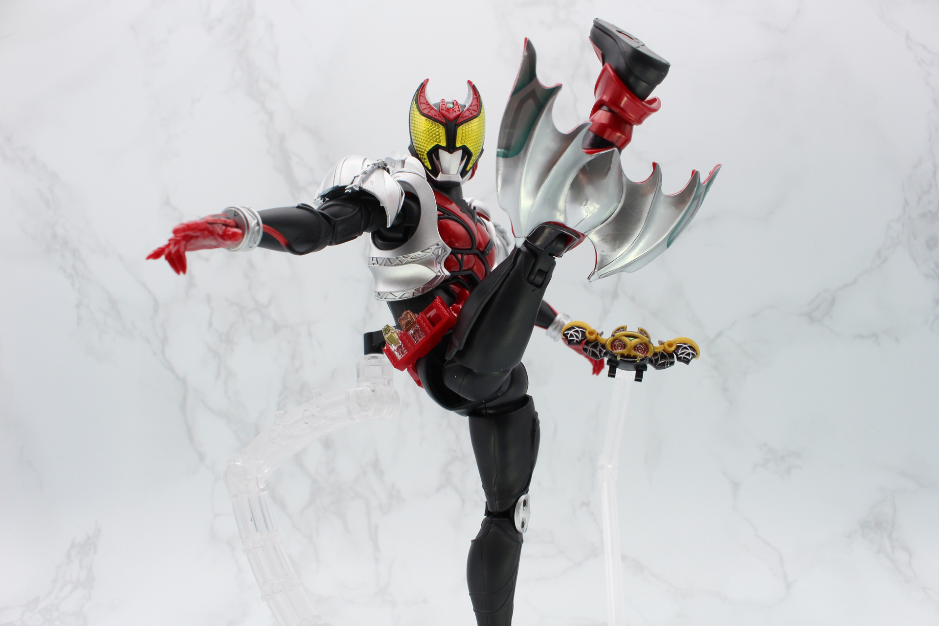 ダークネスムーンブレイク発動時は、キバットがカテナを食いちぎり、ヘルズゲートが開く