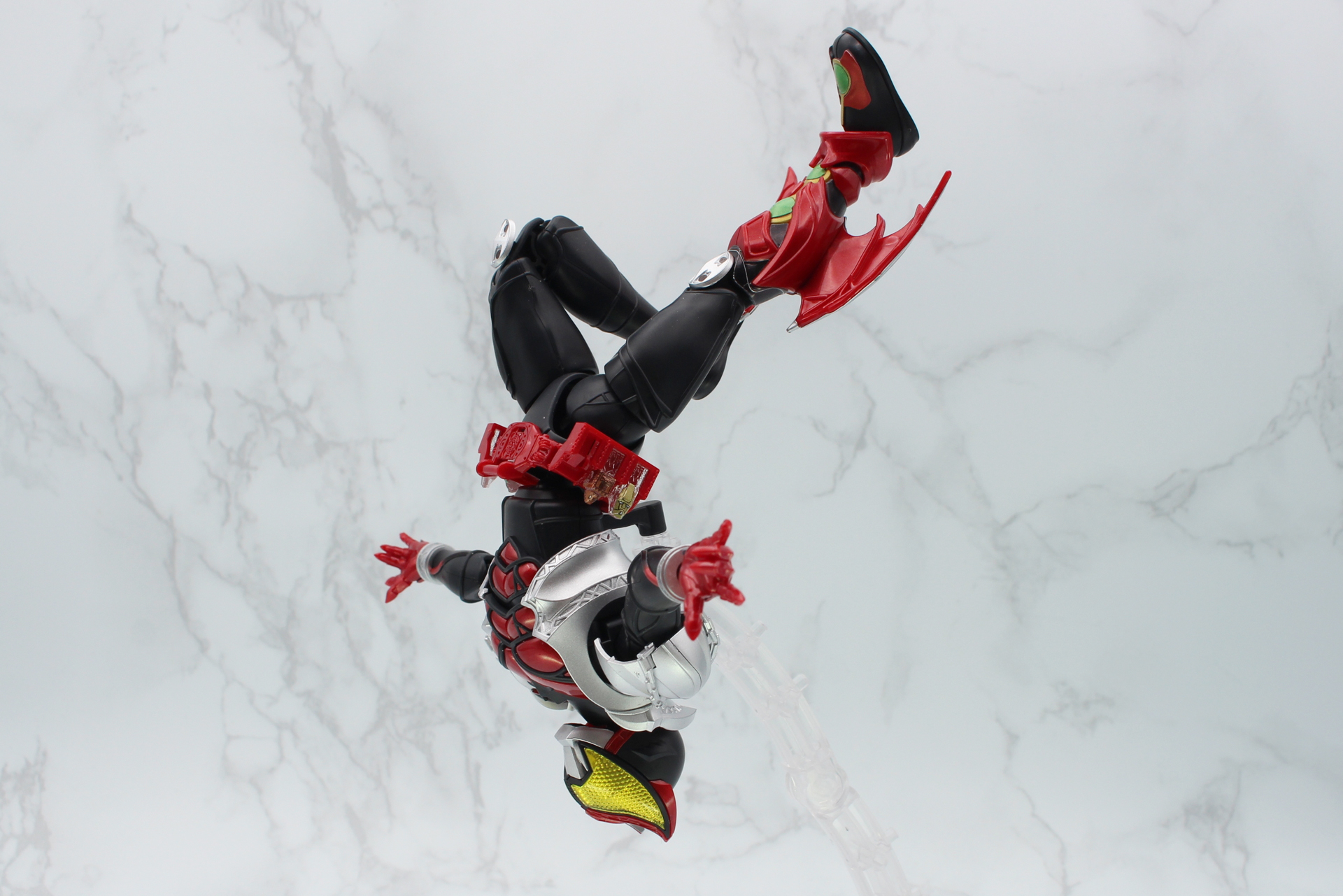 片足で空中へ飛び上がって宙返り。腰は後ろ側にもここまで反れる