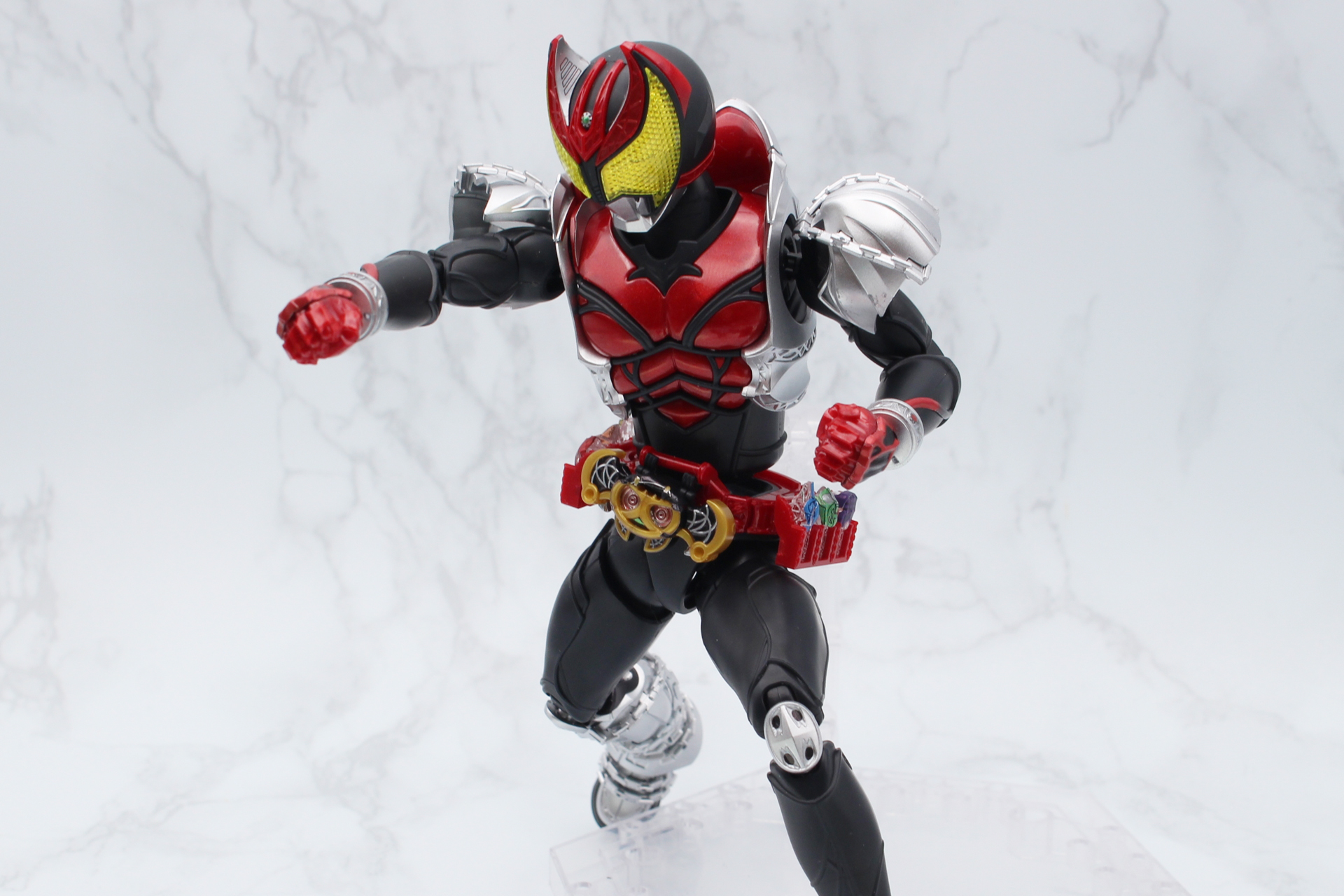 キバフォームは、ダークネスムーンブレイクを繰り出すまでは、格闘戦が多かったように思える。アクションポーズを楽しもう