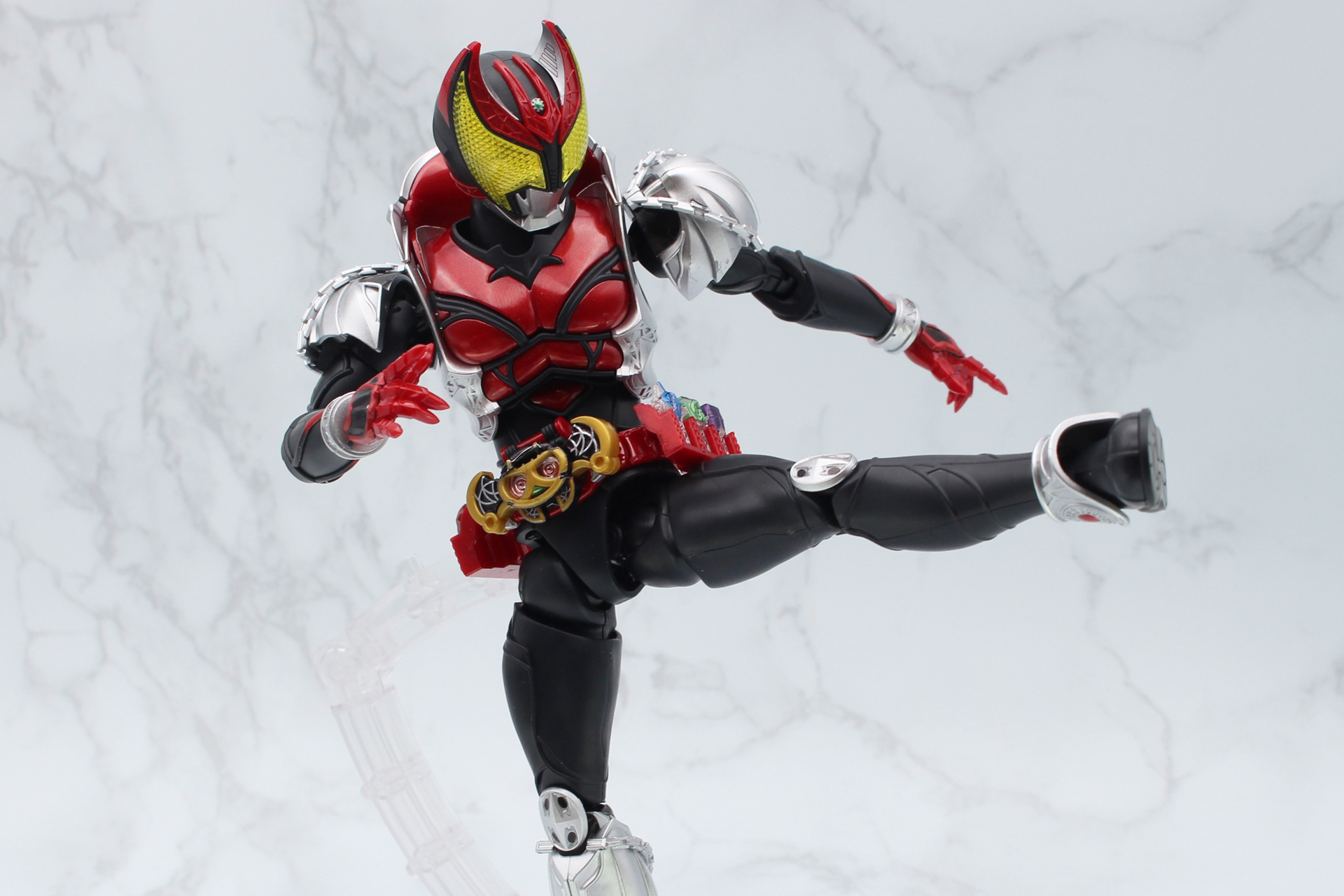 キバフォームは、ダークネスムーンブレイクを繰り出すまでは、格闘戦が多かったように思える。アクションポーズを楽しもう