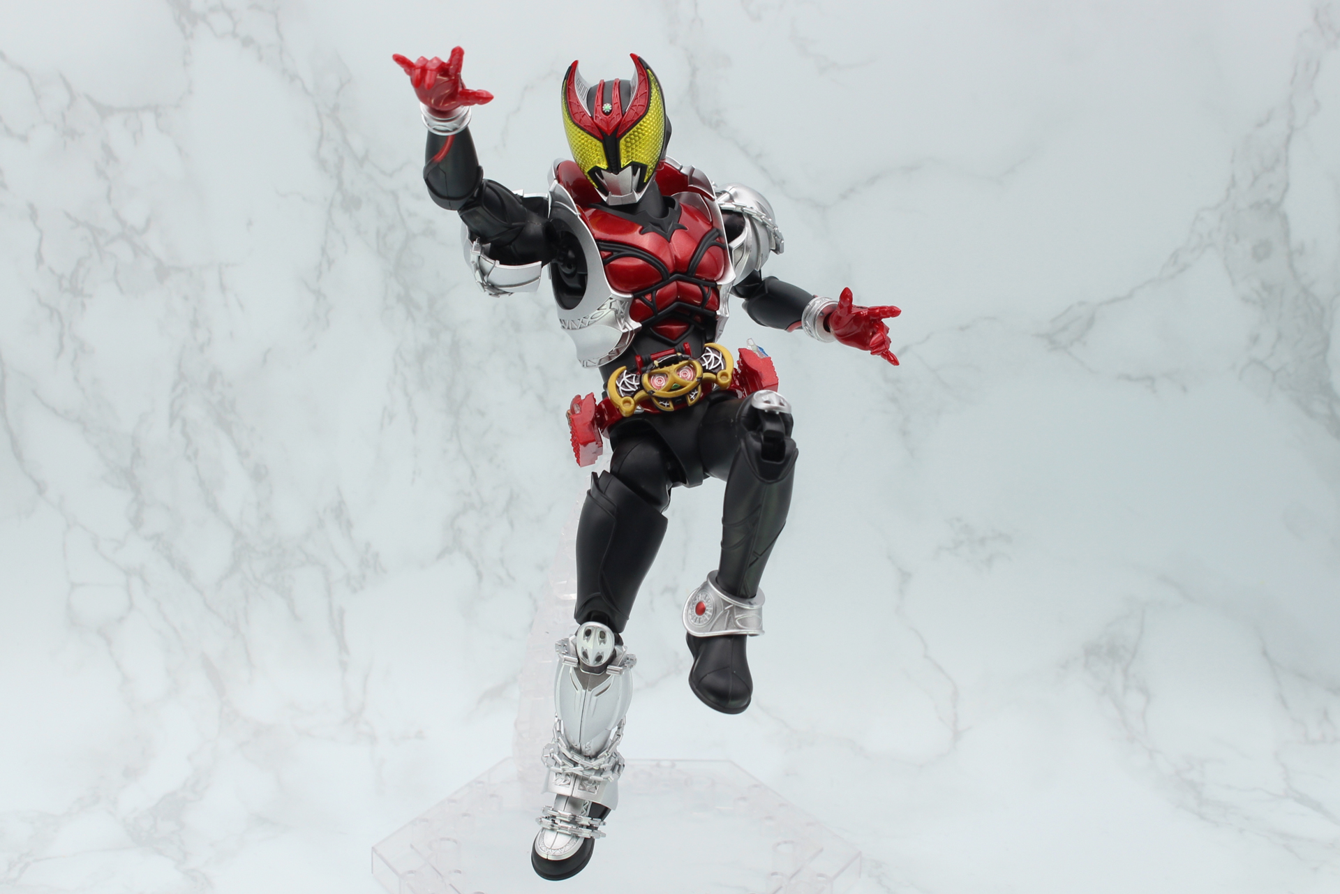 キバフォームは、ダークネスムーンブレイクを繰り出すまでは、格闘戦が多かったように思える。アクションポーズを楽しもう