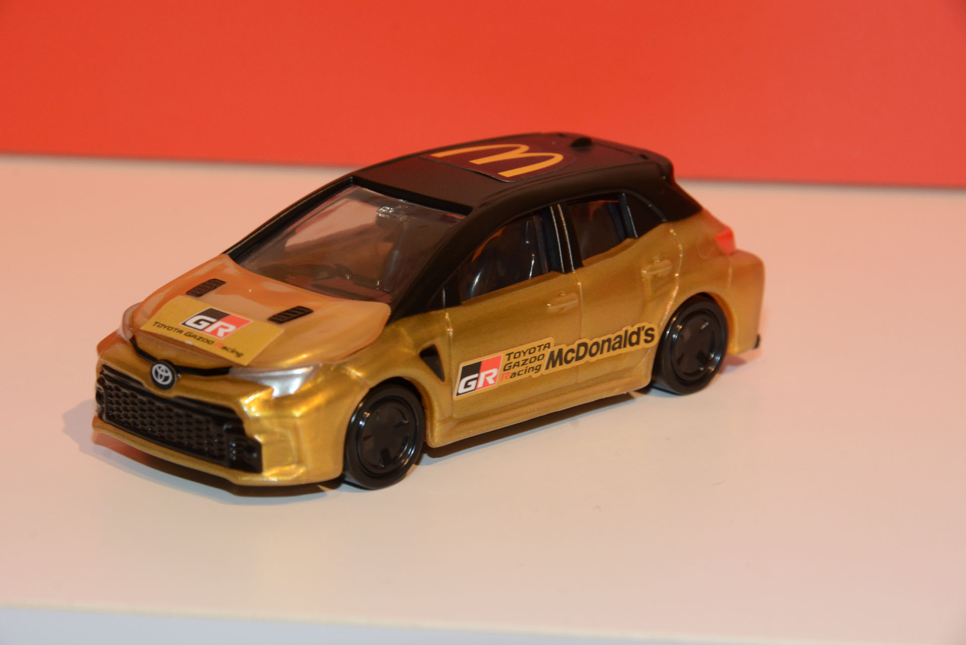 「トヨタ GRカローラ マクドナルド仕様“ゴールド”」はボンネットが開くギミックを搭載