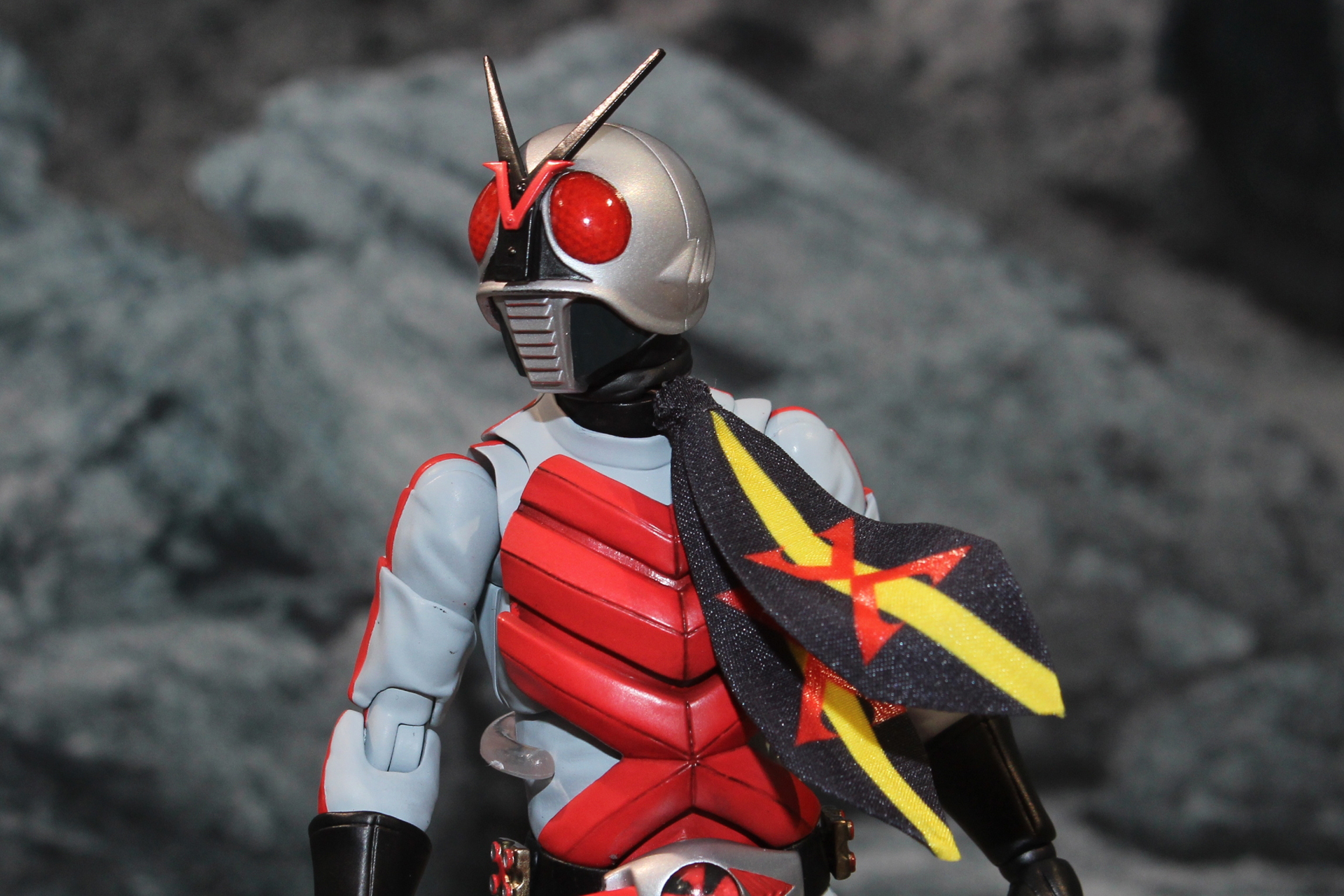 黒いマフラーはワイヤー入りの布製で、自在に形を付けられる