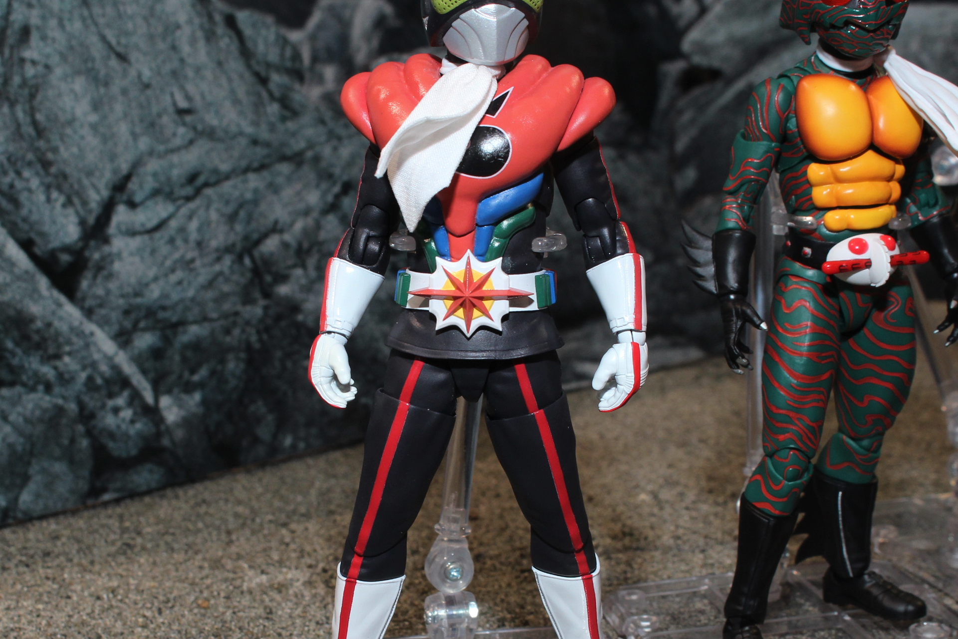 変身ベルトの「エレクトラー」の造形もシャープだ