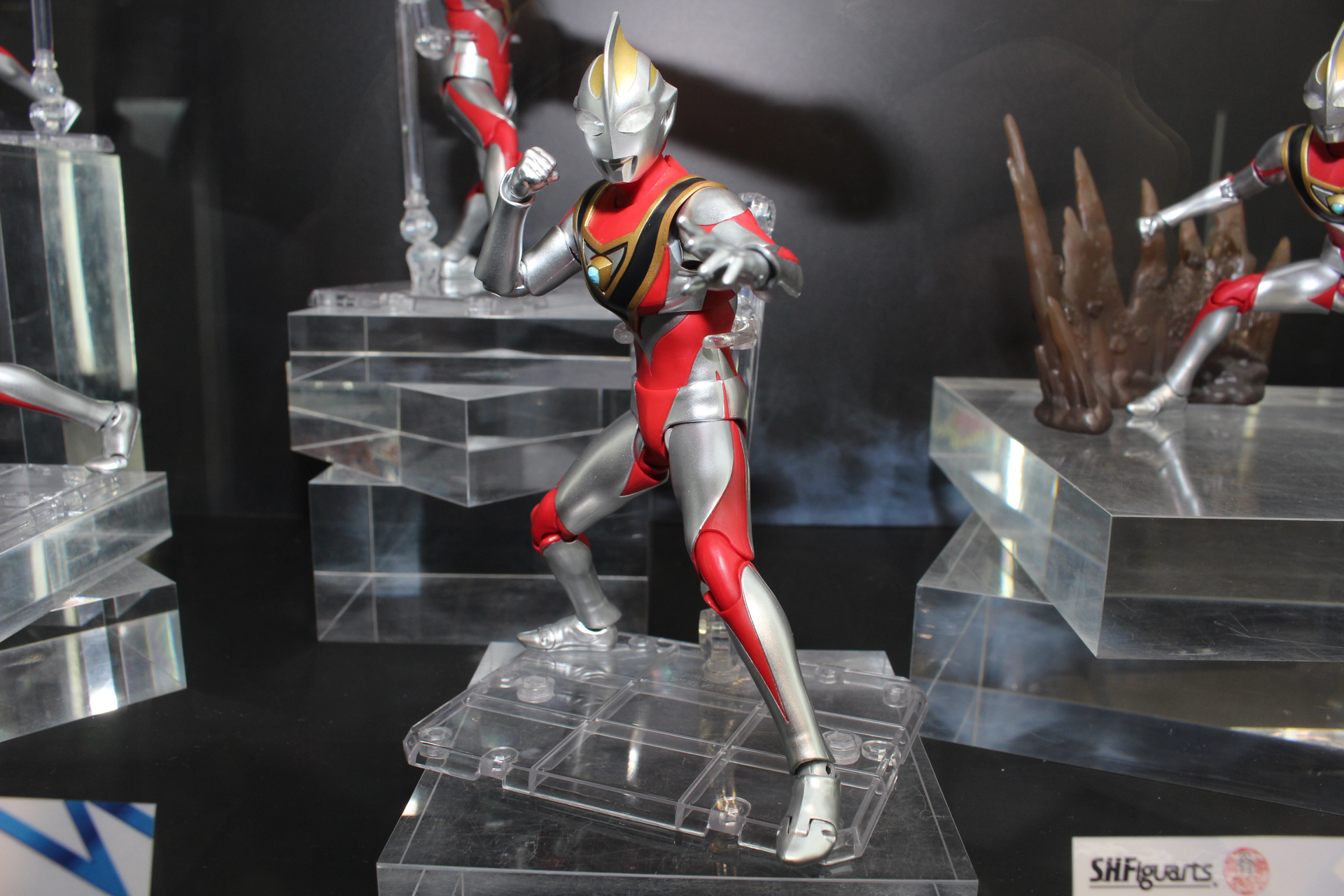 「S.H.Figuarts（真骨彫製法）ウルトラマンガイア（V2）」。6月発売予定。価格は8,800円