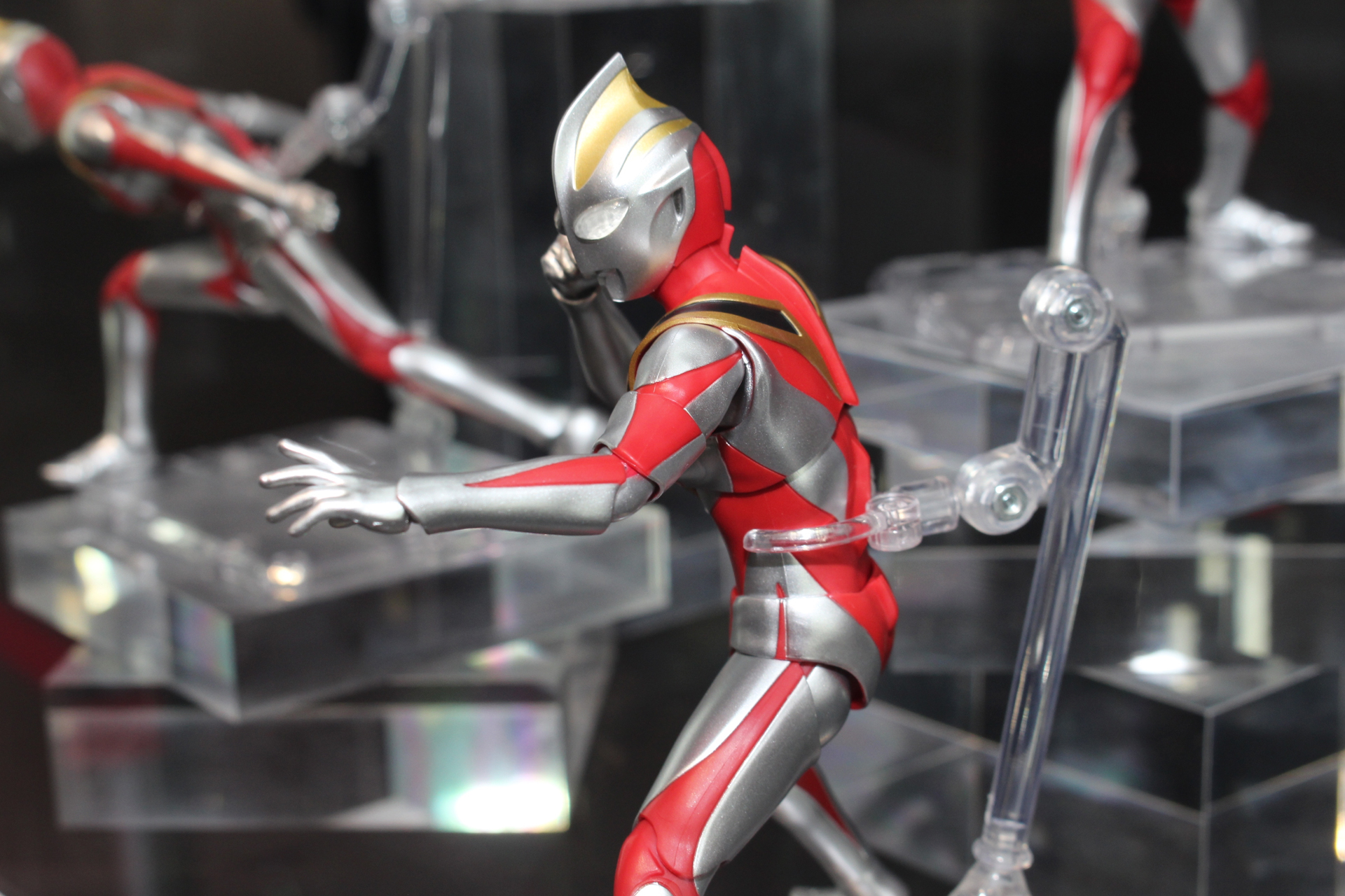 スーツアクター権藤俊輔氏の体型を骨格から再現している