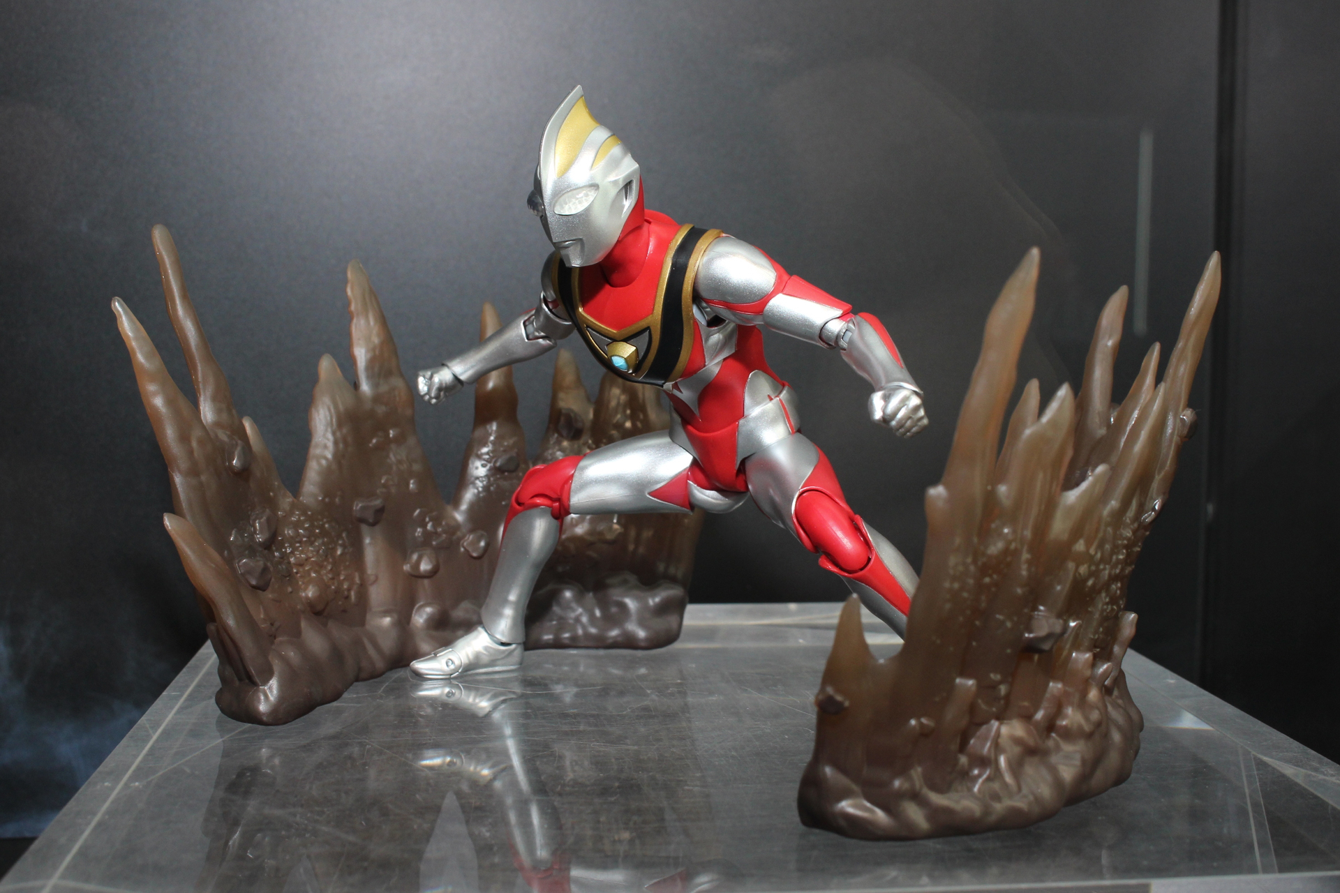 「S.H.Figuarts（真骨彫製法）ウルトラマンガイア（V2） エフェクトパーツセット」。6月発売予定。価格は4,000円