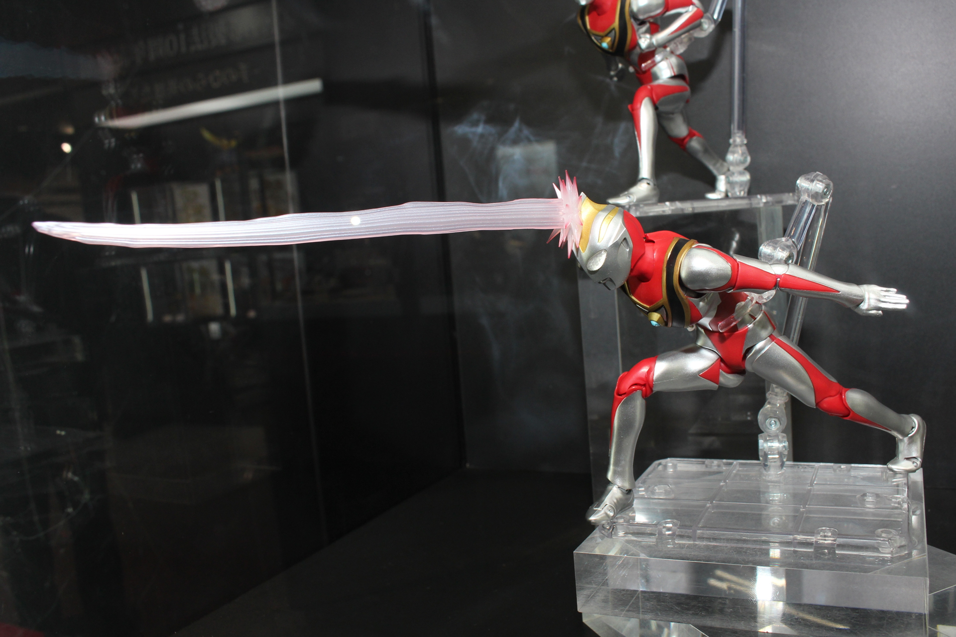 フォトンエッジはまっすぐ伸びたものと、放つ直前のうねった状態のものも付属する