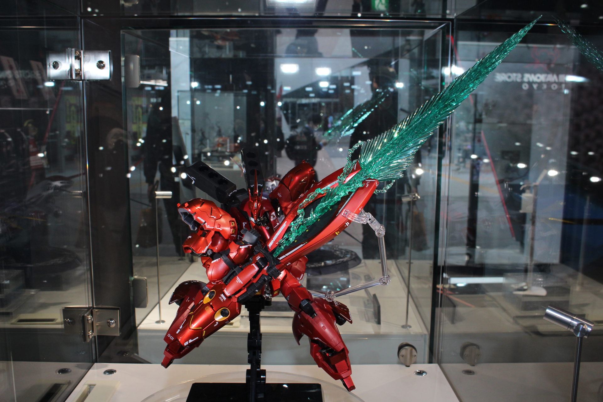 「超合金 MSN-04FF サザビー」。4月19日発売。価格は46,200円。GUNDAM SIDE-Fでの販売商品となるが、後日バンダイナムコグループ公式通販サイトでの販売も予定されている