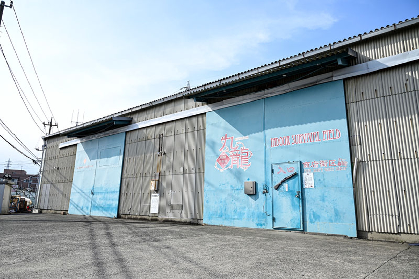 オープン時は右下の扉が開く