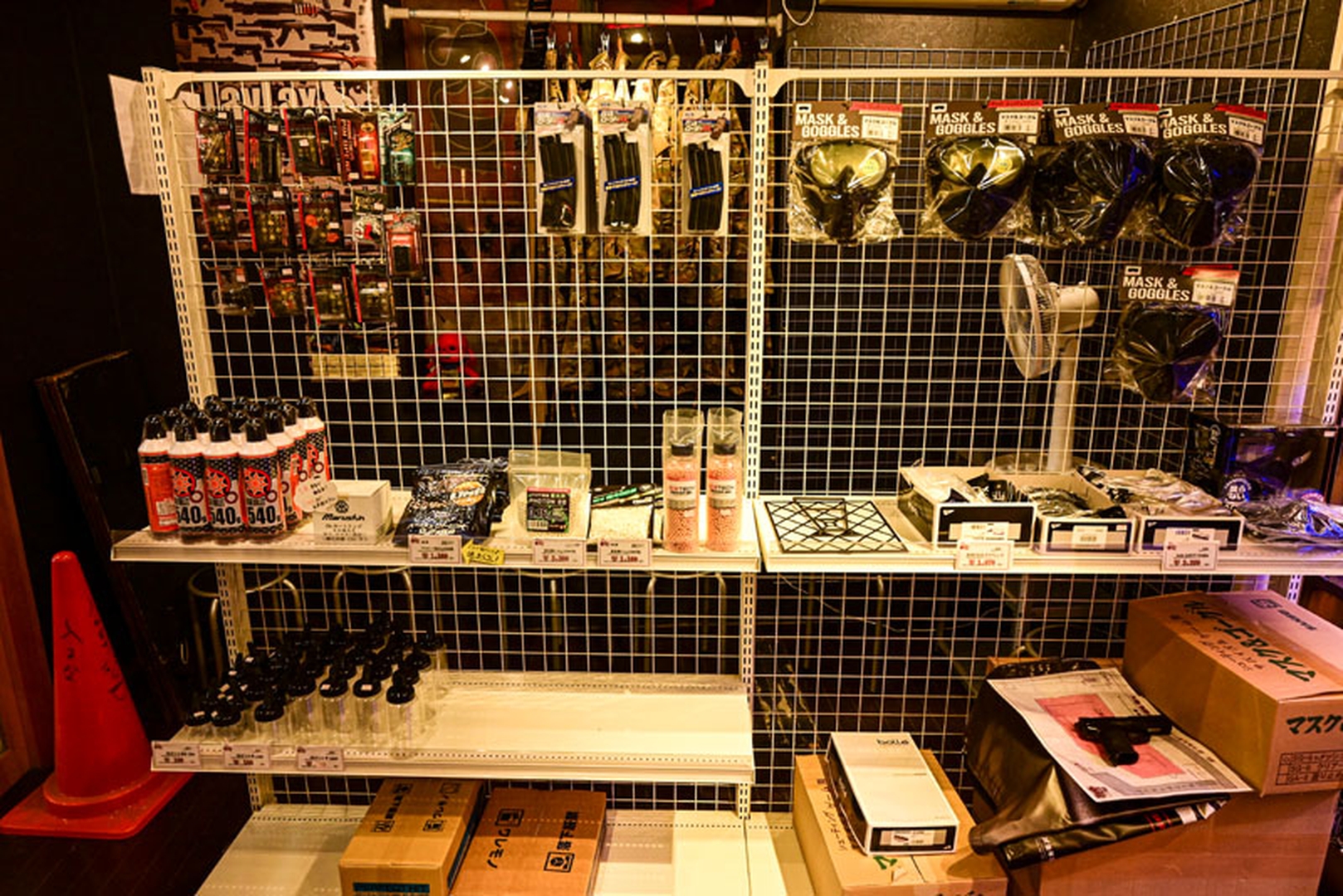 マスクや弾、ガス、BBローダーなど、ゲームに必要な物資が揃っている