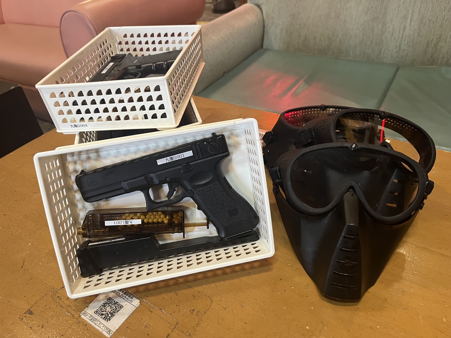 レンタル品のガンとゴーグル。ガンはBBローダーと100連マガジン付き