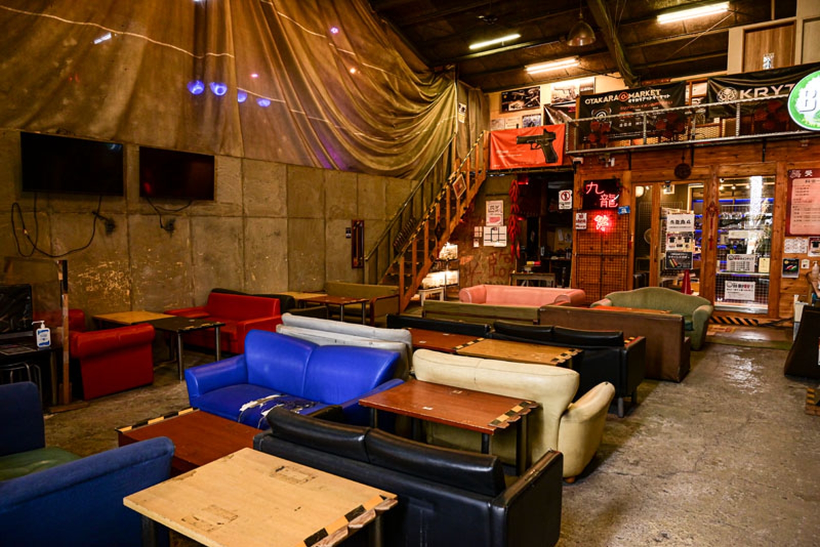 ソファが何台も置かれたセーフティエリア