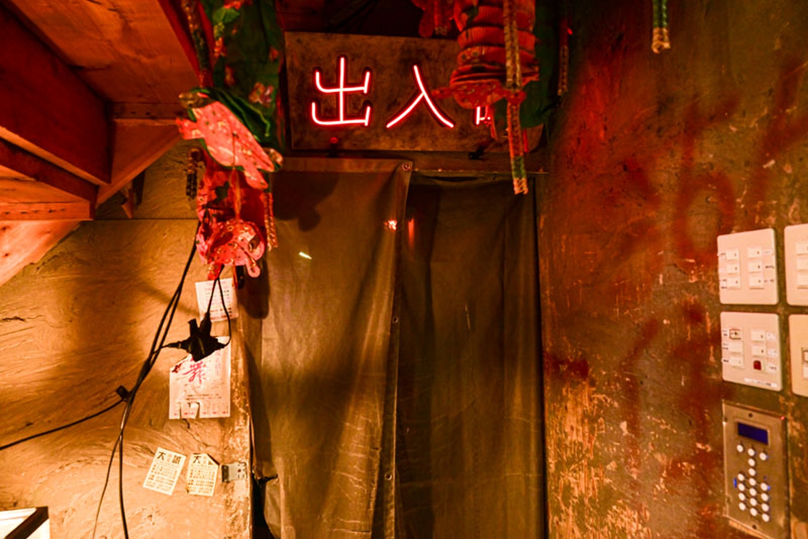 フィールドとセーフティを結ぶ出入口。怪しさ溢れる……！