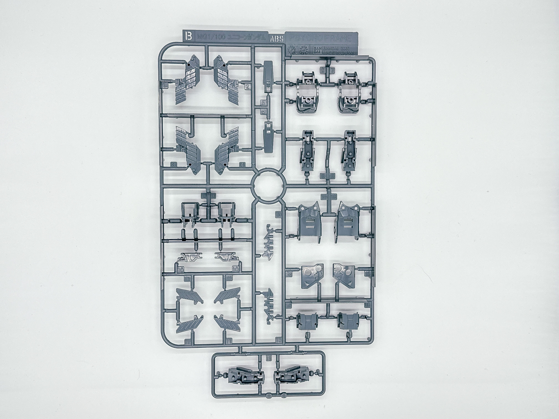 NT-D非発動状態を再現するグレーのサイコフレーム。「MG 1/100 ユニコーンガンダム Ver.Ka」のサイコフレームと同一の金型から成形されているそうです。