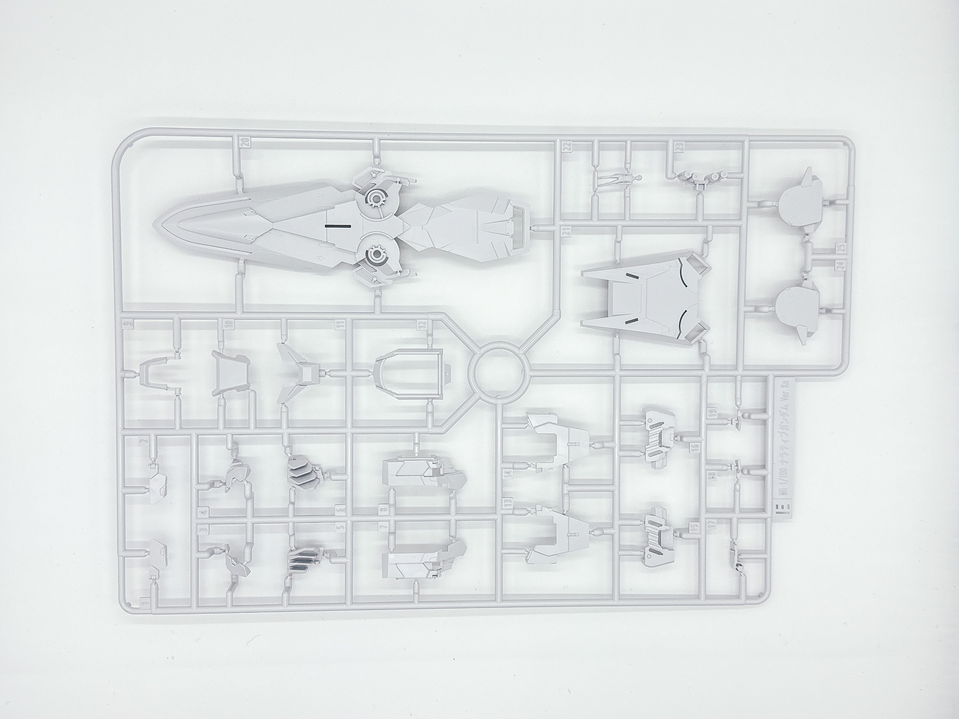 「MG 1/100 ユニコーンガンダム Ver.Ka」を構成するランナー。Gパーツ、Iパーツ、Lパーツは同じランナーが2枚入っています。