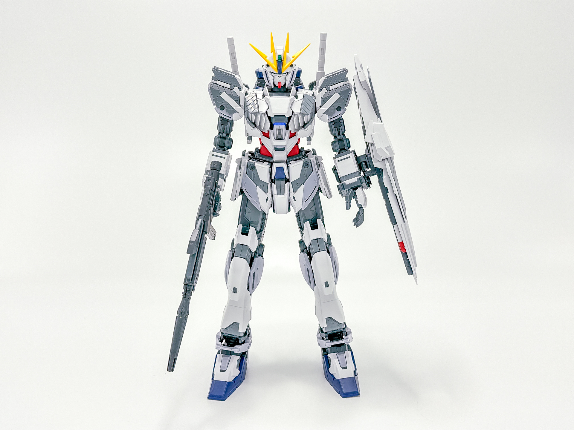 サイコフレームがグレーということもあり、モールドがよりシャープに見えます。