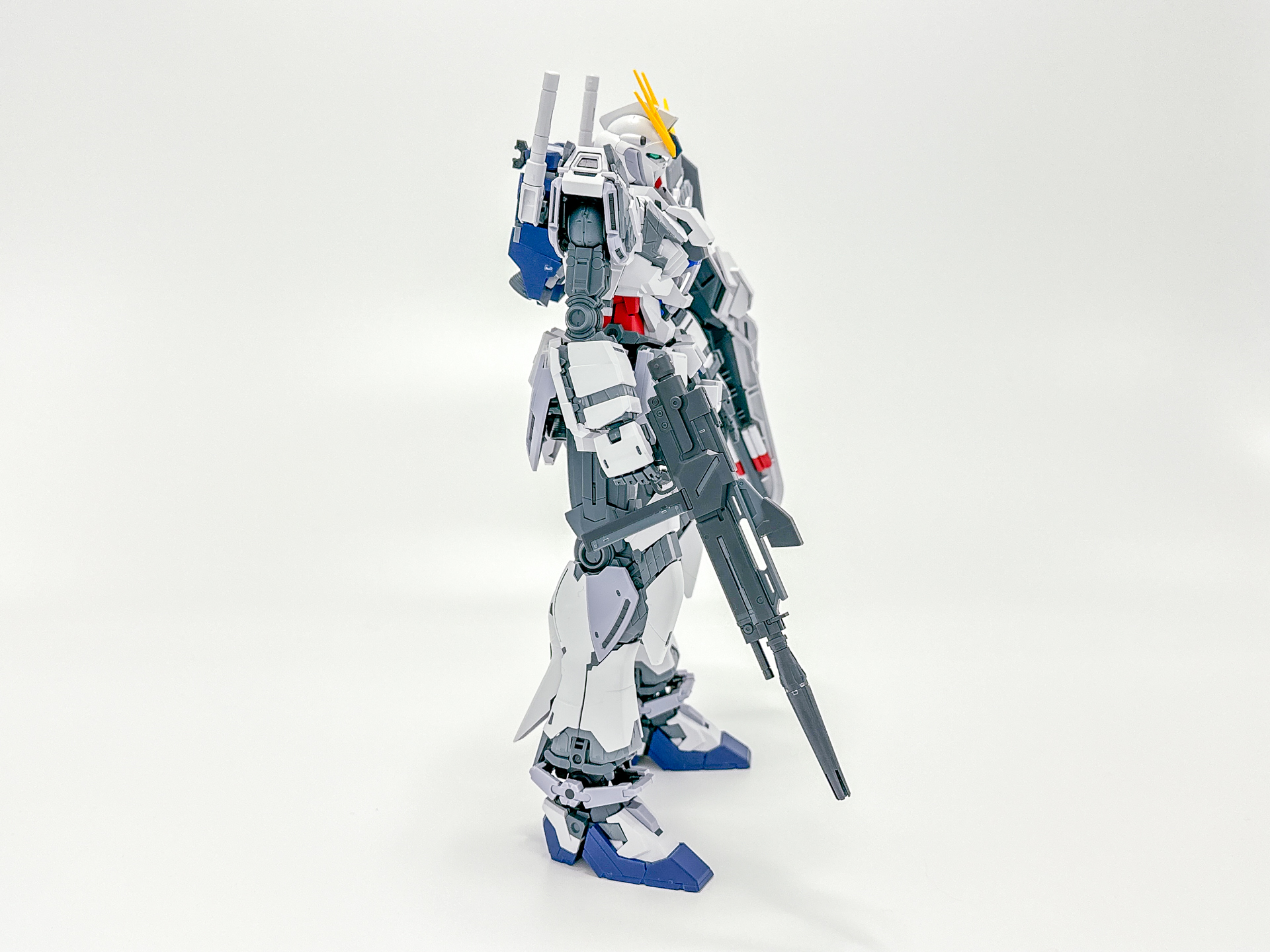 サイコフレームがグレーということもあり、モールドがよりシャープに見えます。