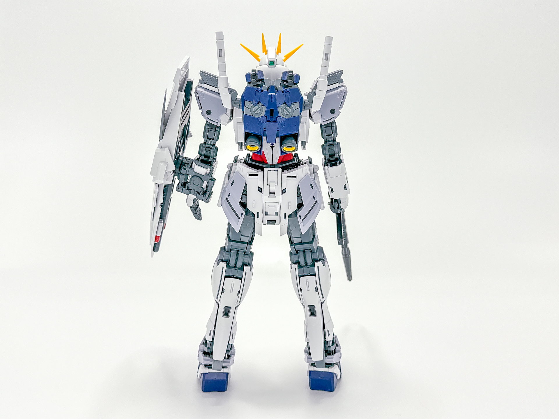サイコフレームがグレーということもあり、モールドがよりシャープに見えます。