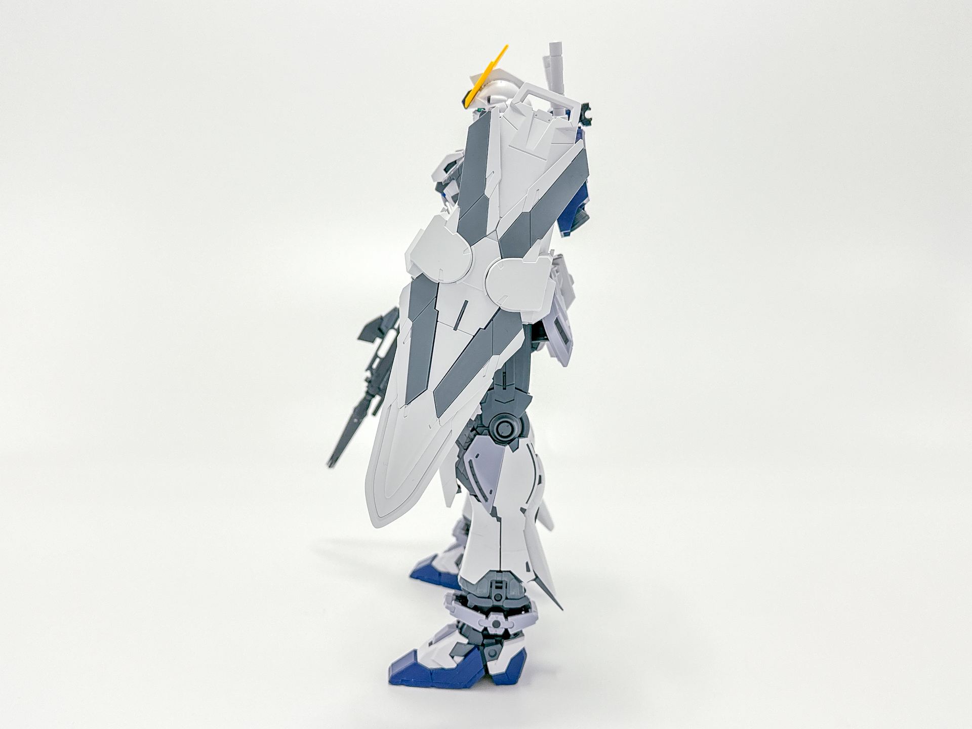 サイコフレームがグレーということもあり、モールドがよりシャープに見えます。