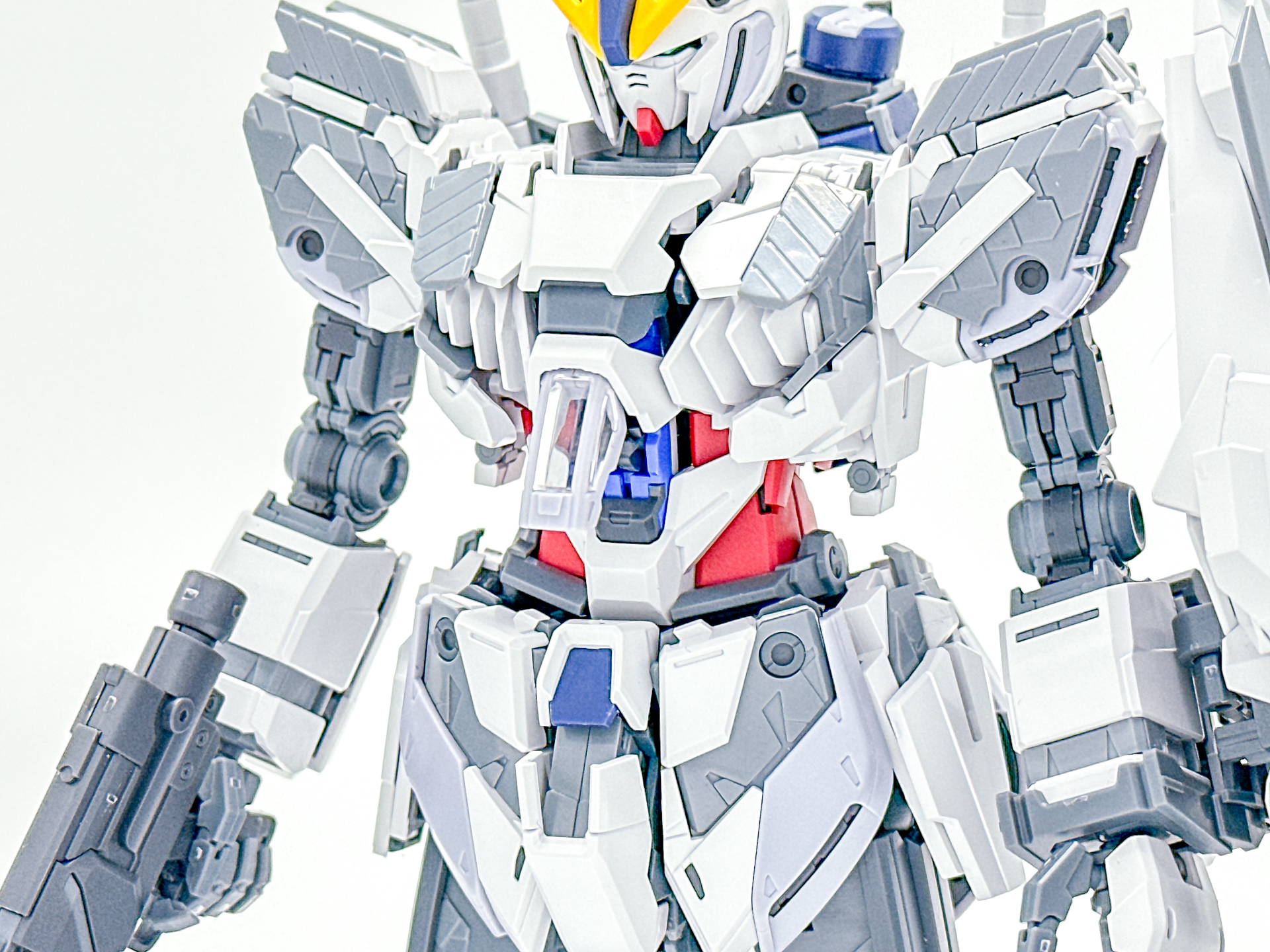 コックピットハッチをオープンにしてみました。サイコフレームは駐機状態で発光しないと思われるのでコックピットハッチ開状態ではサイコフレーム非発光状態が似合います。