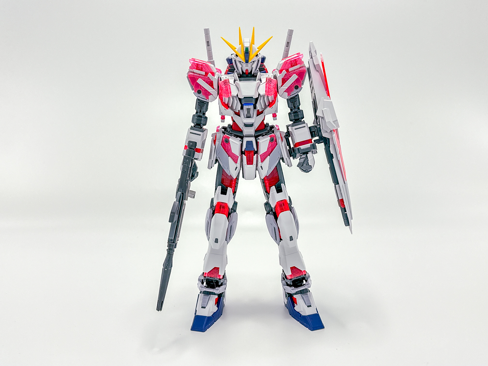 サイコフレームが光を反射し、モールドを浮き上がらせます。