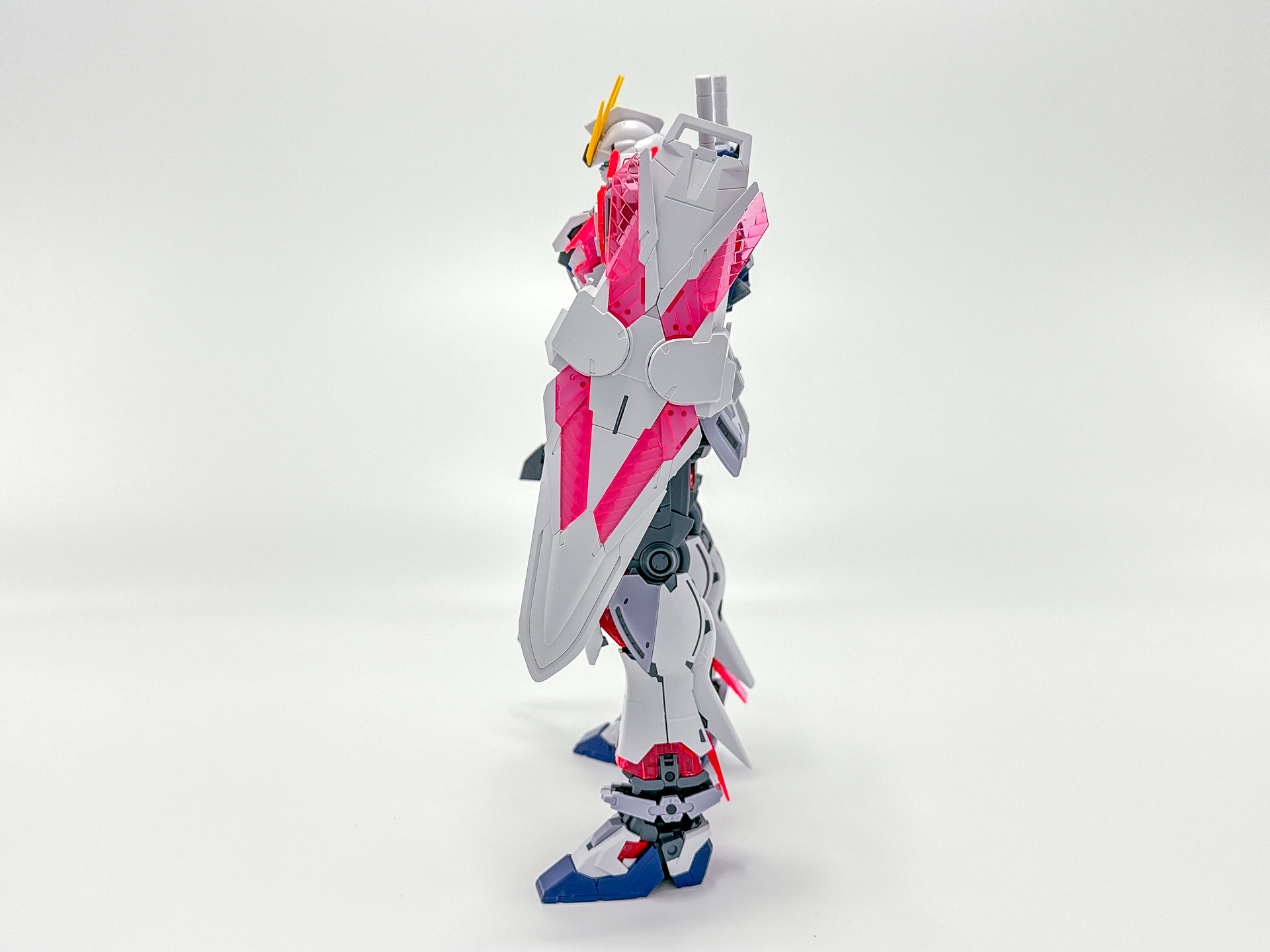 サイコフレームが光を反射し、モールドを浮き上がらせます。