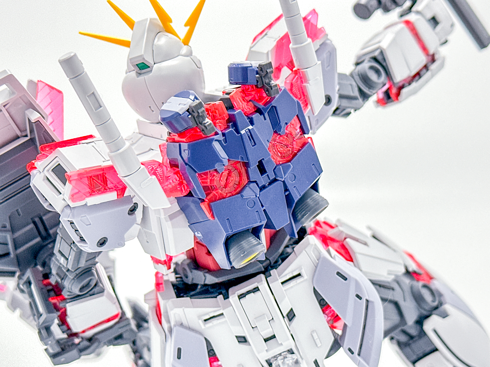 バックパックのサーベルラックが追加されたことによりユニコーンガンダムに近い意匠になりました。