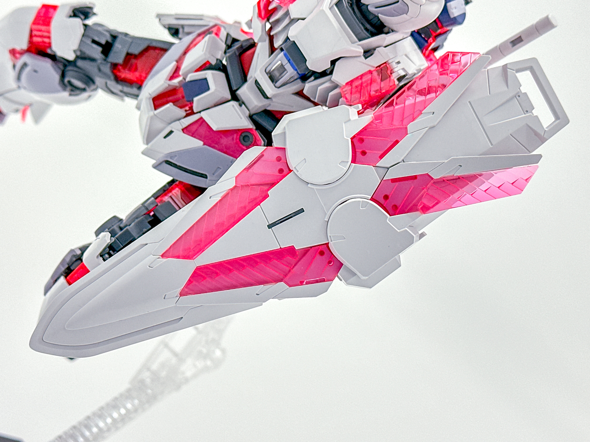 シールドのアップ。ユニコーンガンダムのシールドとは異なったサイコフレームの配置により中央部が太くなっているので防御面積が広く取られています。