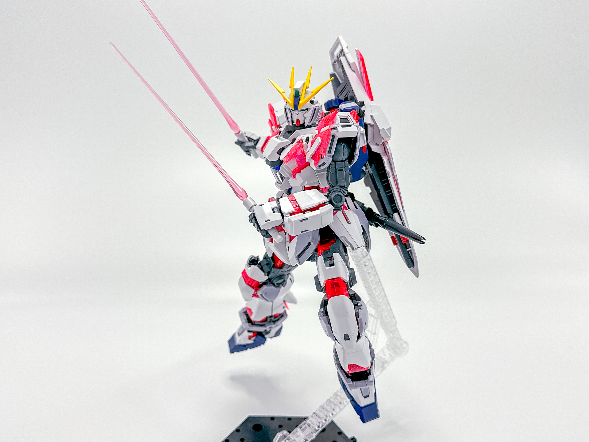 二刀流からポーズをつけてみました。各武装を背面にマウントしても可動に問題ありません。