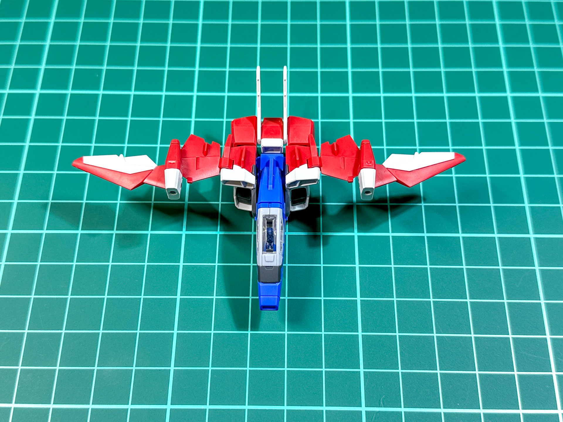 組み立てが完了したコア・ファイター。RX-78-2ガンダムのコア・ファイターを連想させるデザインとなっています。