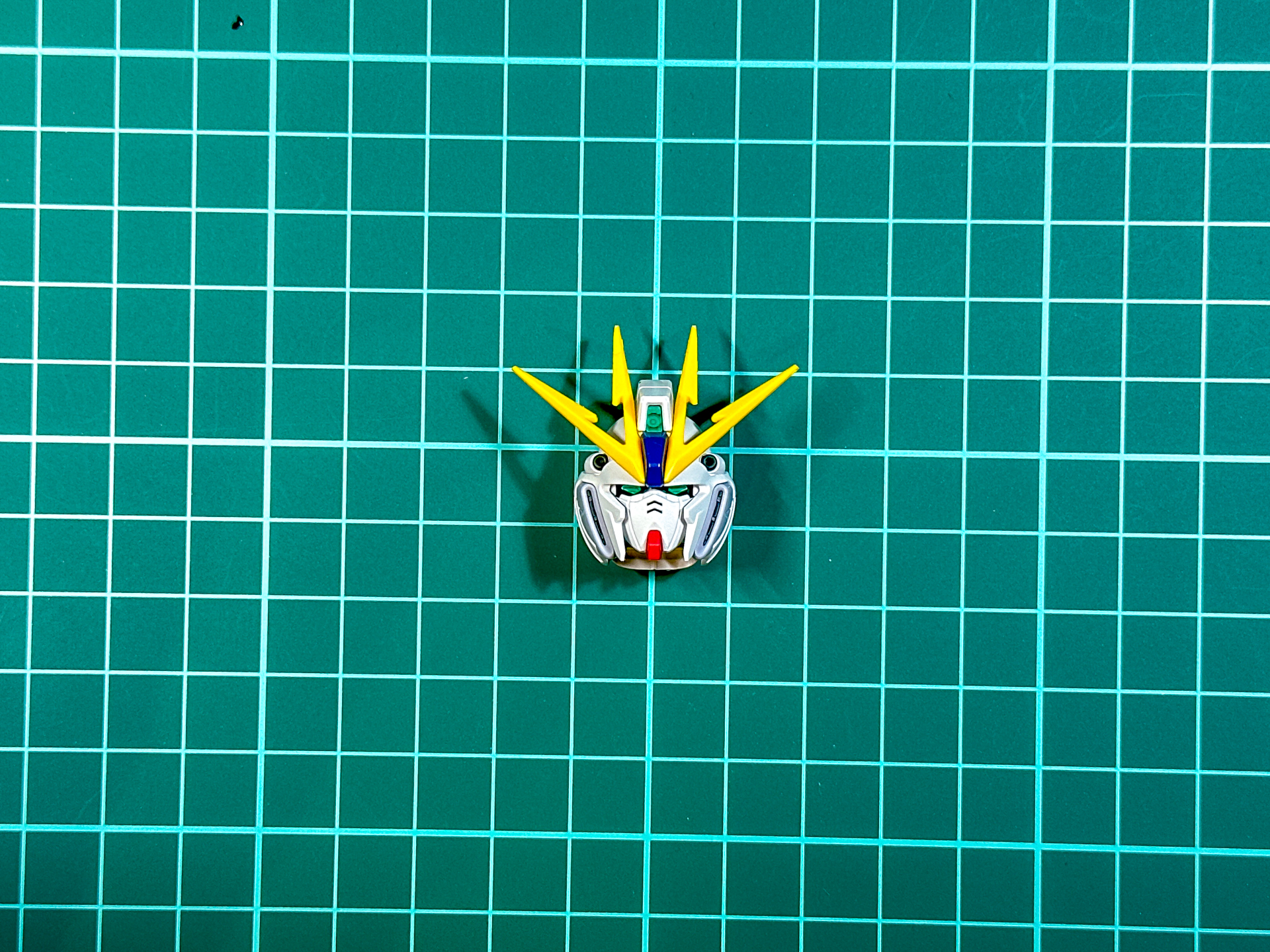 組み立てが完了した頭部パーツ。流線型の造形です。