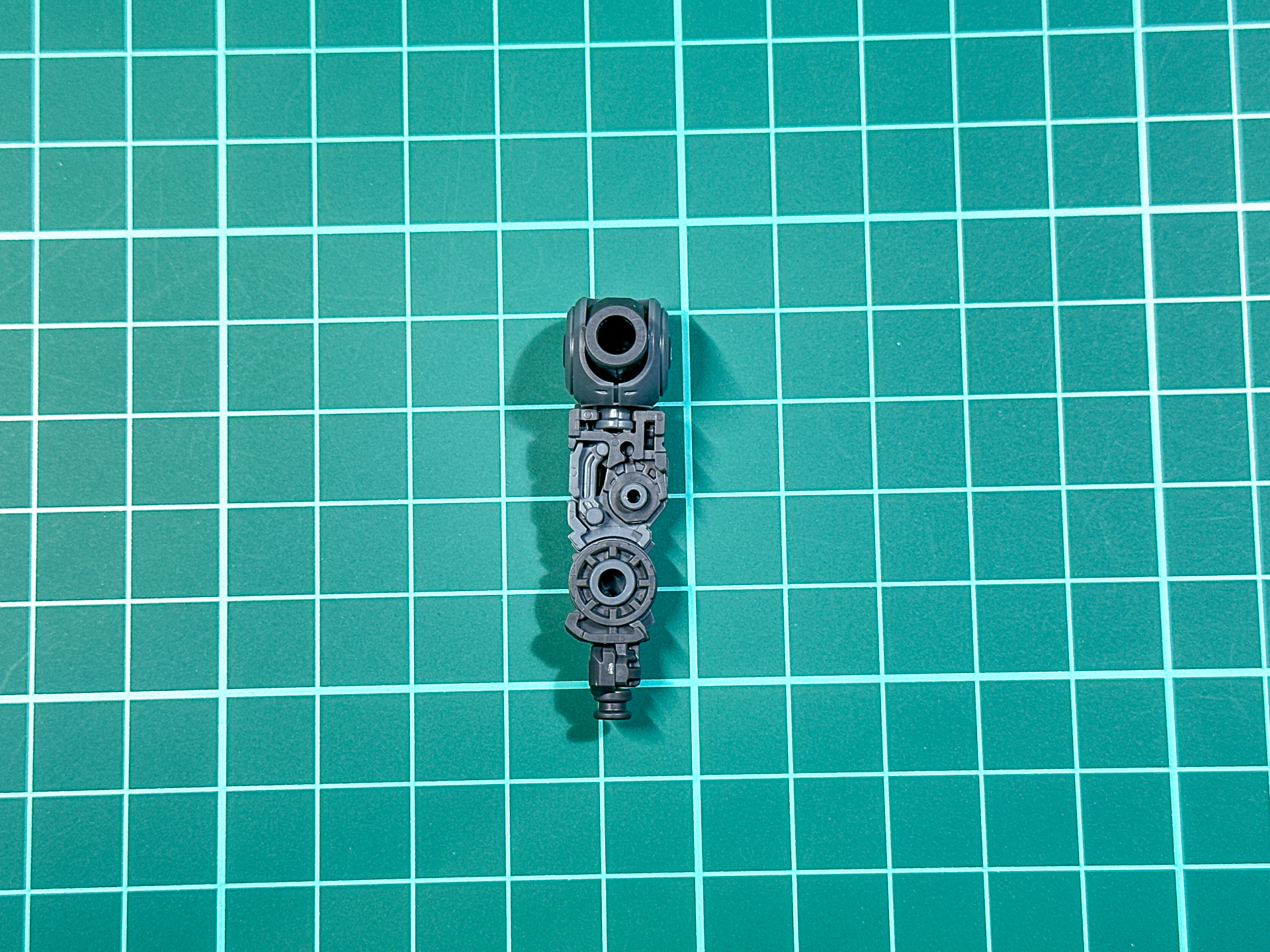 肘関節の内部機構。上腕部の内部機構が肘関節に連動して可動します。