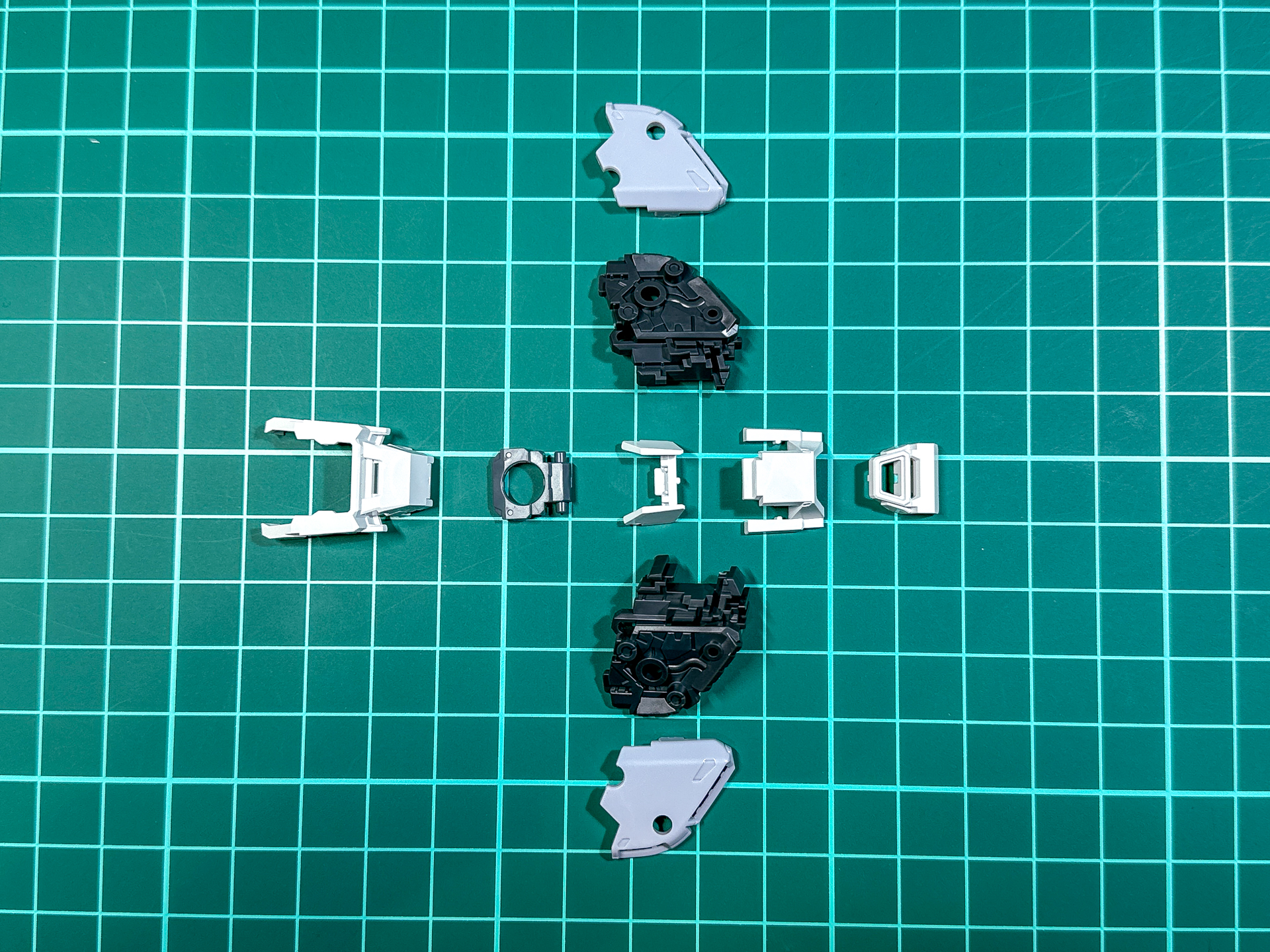 組み立て前の肩アーマー。全9パーツにて構成されています。