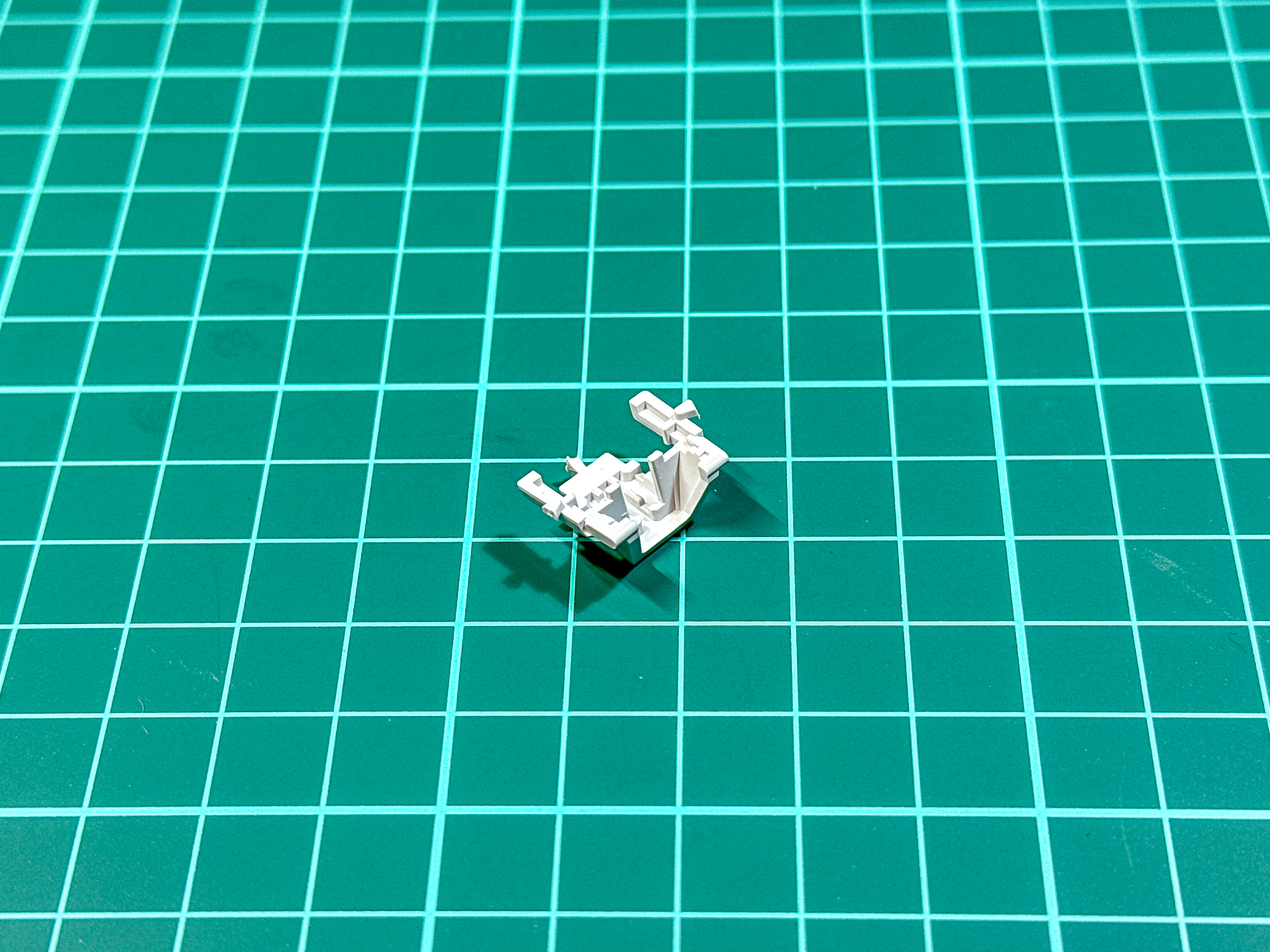 肩アーマーの外装パーツに採用されているアンダーゲート。ゲートの切り残しに注意が必要です。