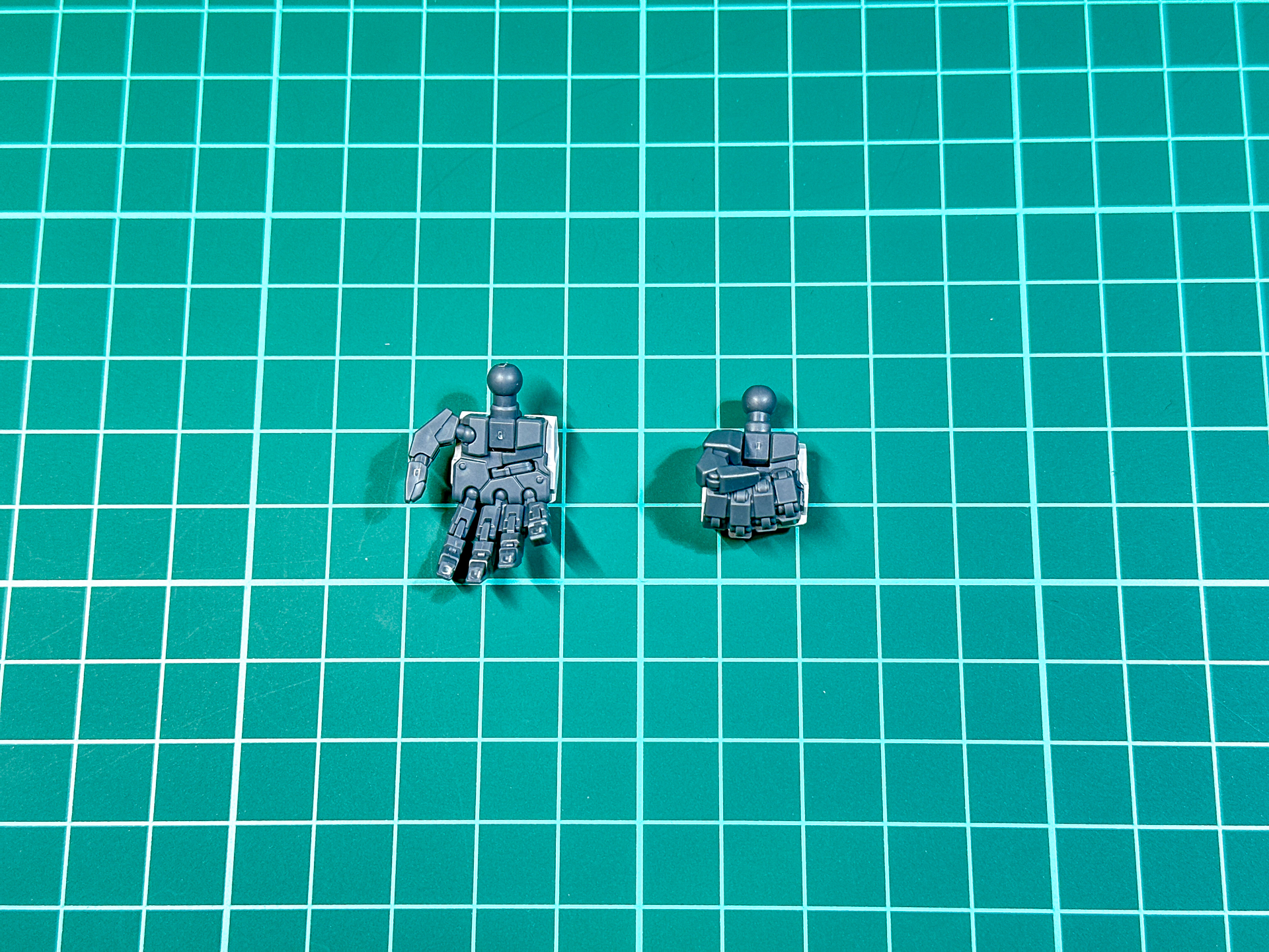 組み立てが完了したハンドパーツ。可動手の掌には武器保持用のジョイントが格納されています。