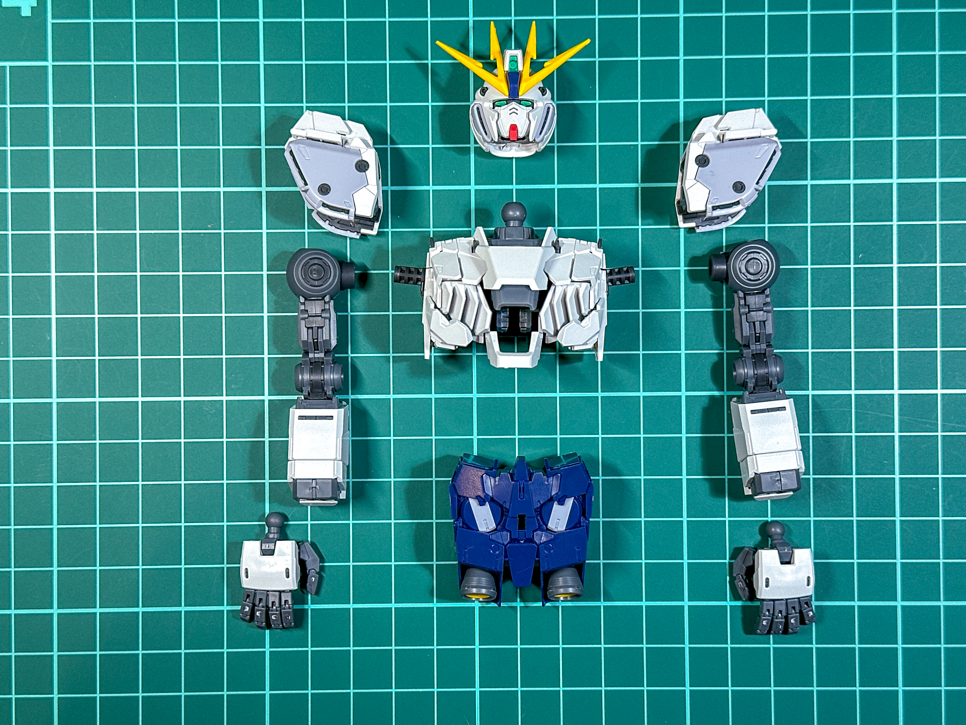 上半身の各パーツ。肩アーマーは先に腕部パーツに接続後、胴体に合体させます。