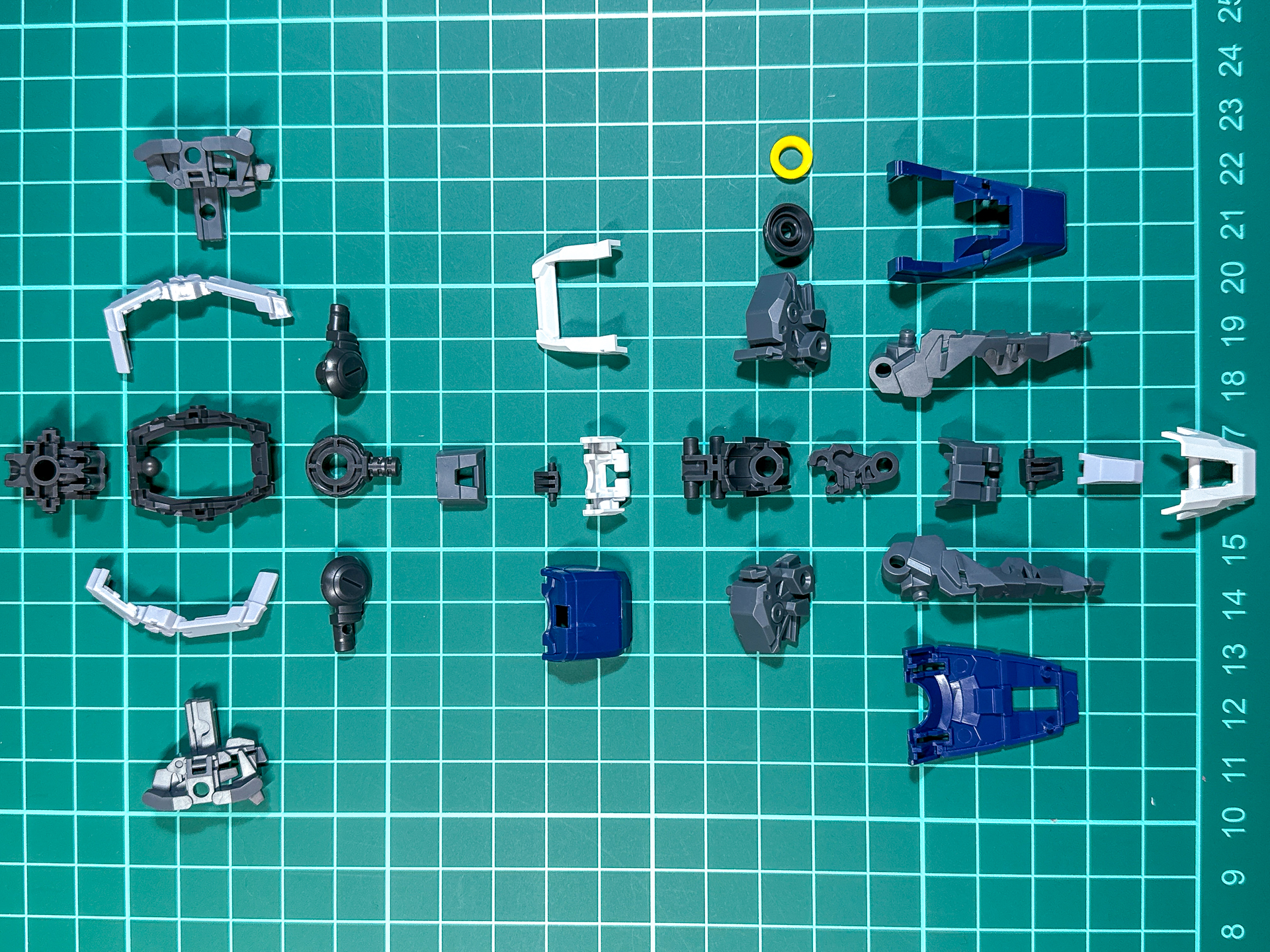 組み立て前の足部パーツ。全28パーツにて構成されています。