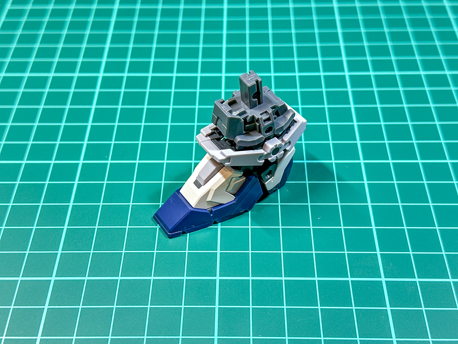 組み立てが完了した足部パーツ。細身のアンクルガードも内部フレームに外装を取り付ける2層構造となっています。