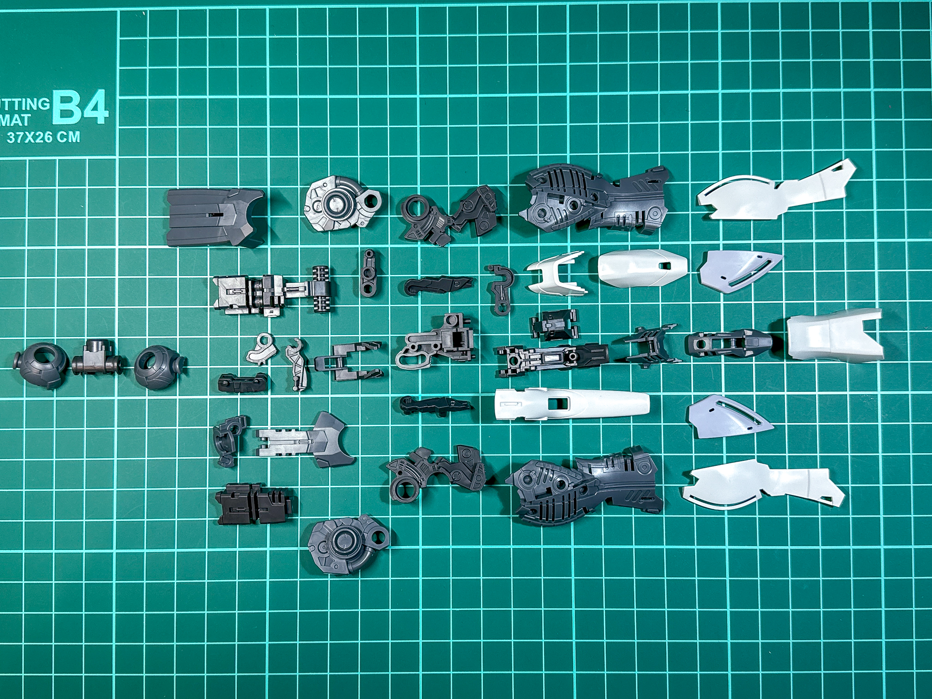組み立て前の脚部パーツ。全35パーツにて構成されています。