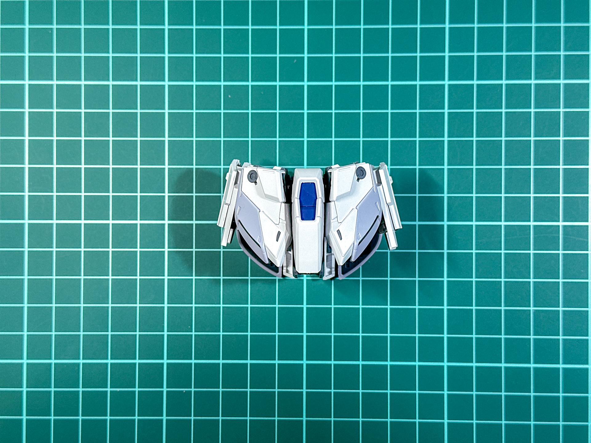 組み立てが完了した腰部パーツ。各アーマーに可変機構があるため、厚みがあるデザインとなっています。