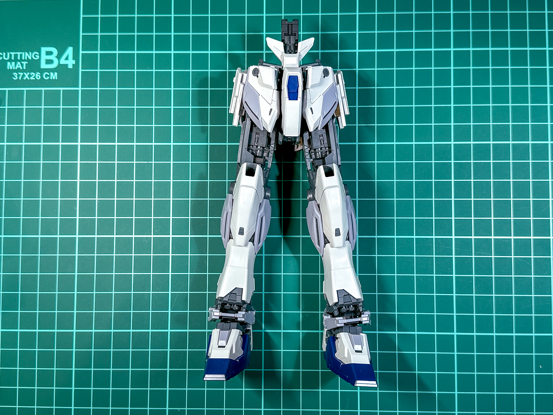 組み立てが完了した下半身。これにてナラティブガンダムの素体を完成できます。