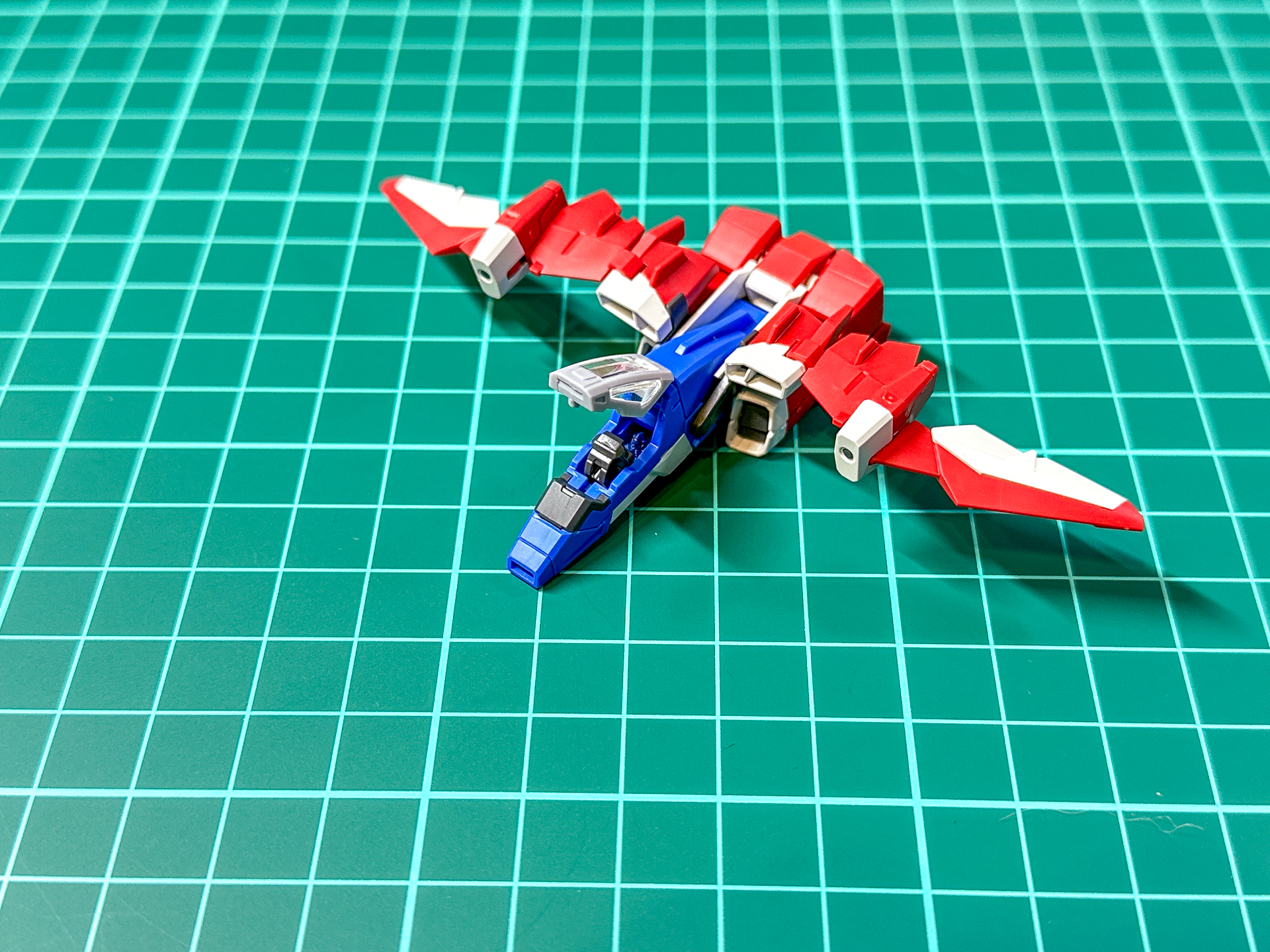 尾翼を折りたたみ、パイロットシートの向きを回転させます。