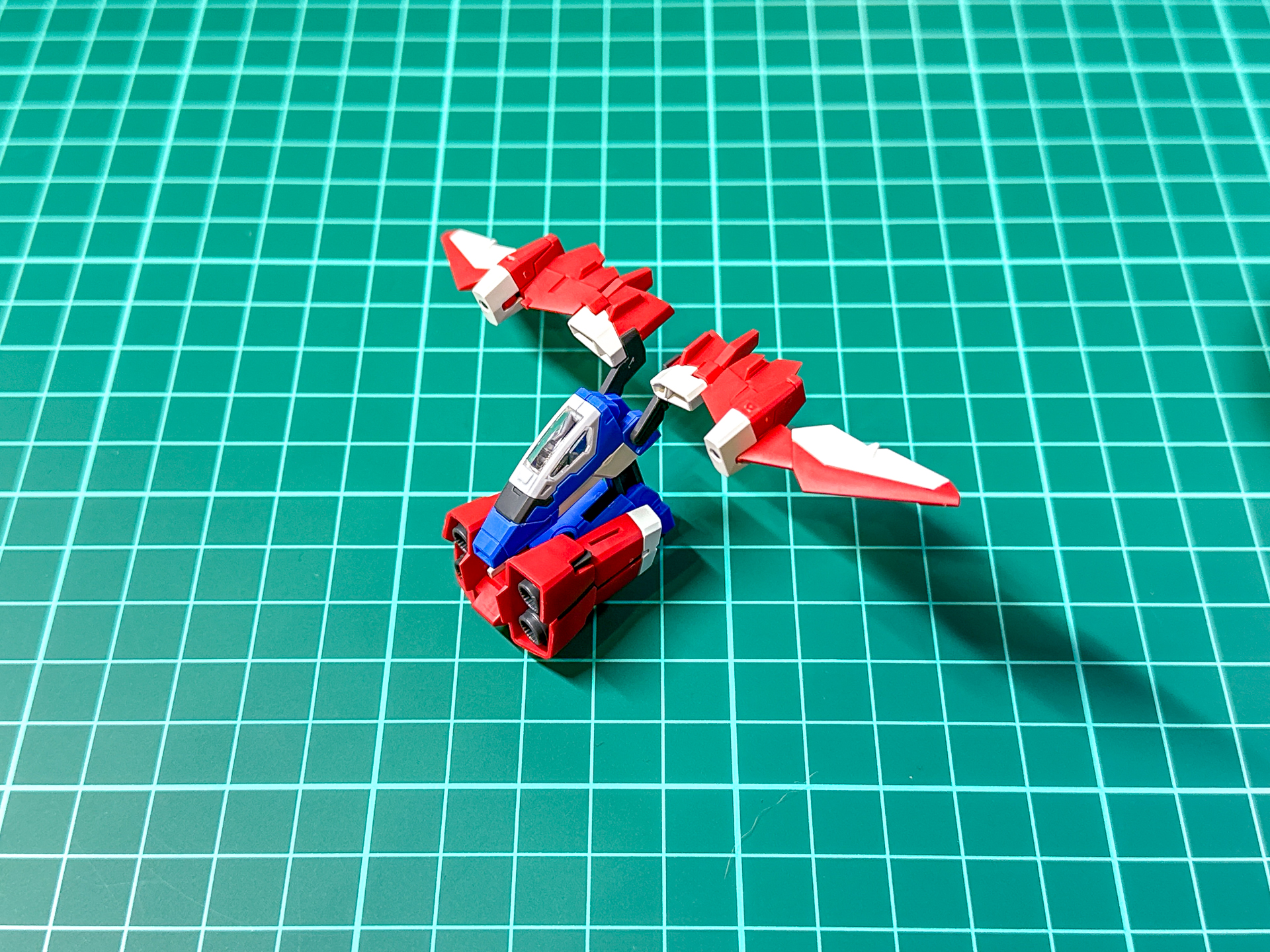 機首を折りたたみ、ブロック状にしていきます。