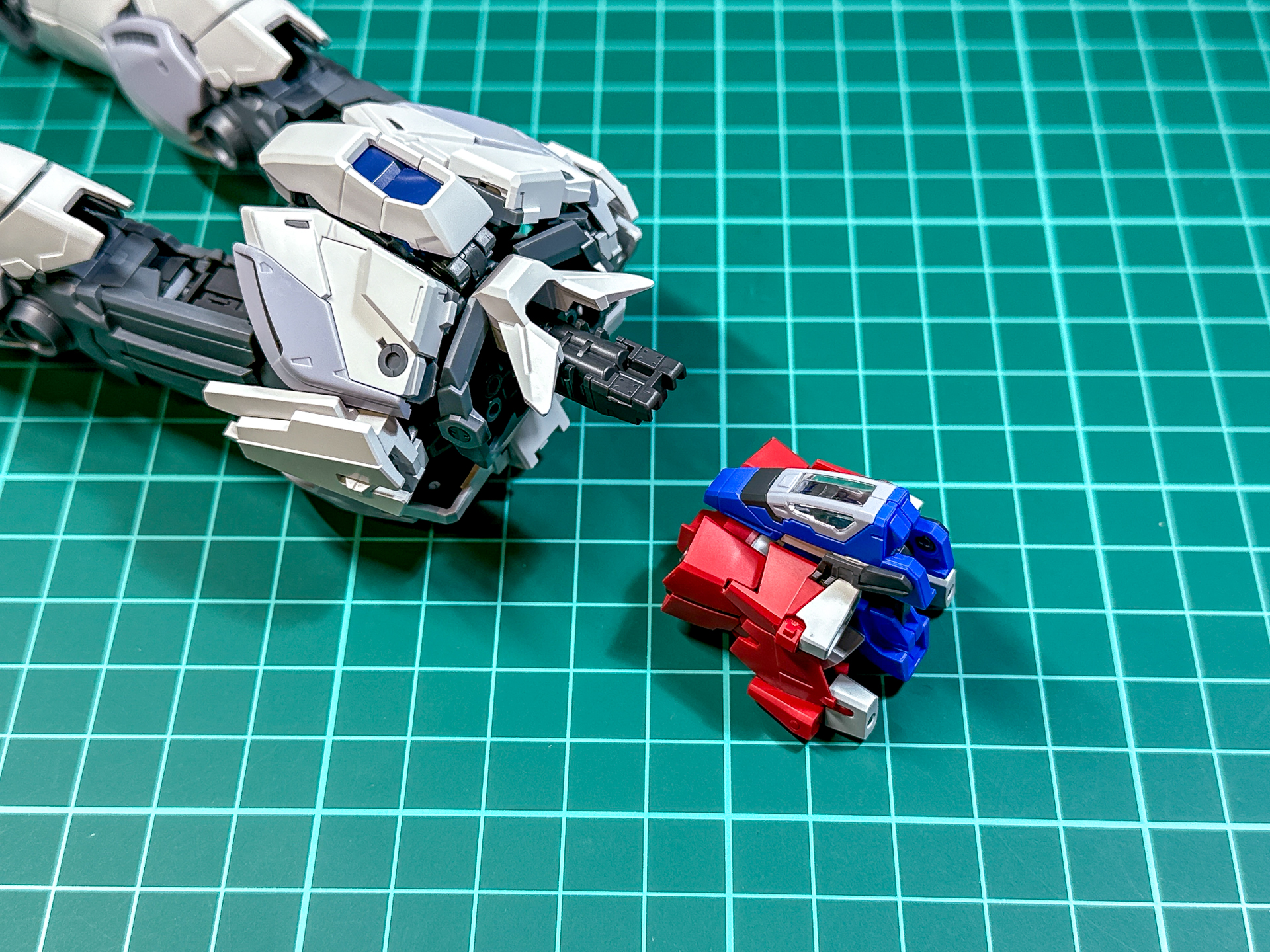 合体前のコア・ブロックと下半身。腹部の支柱にコア・ブロックを固定します。