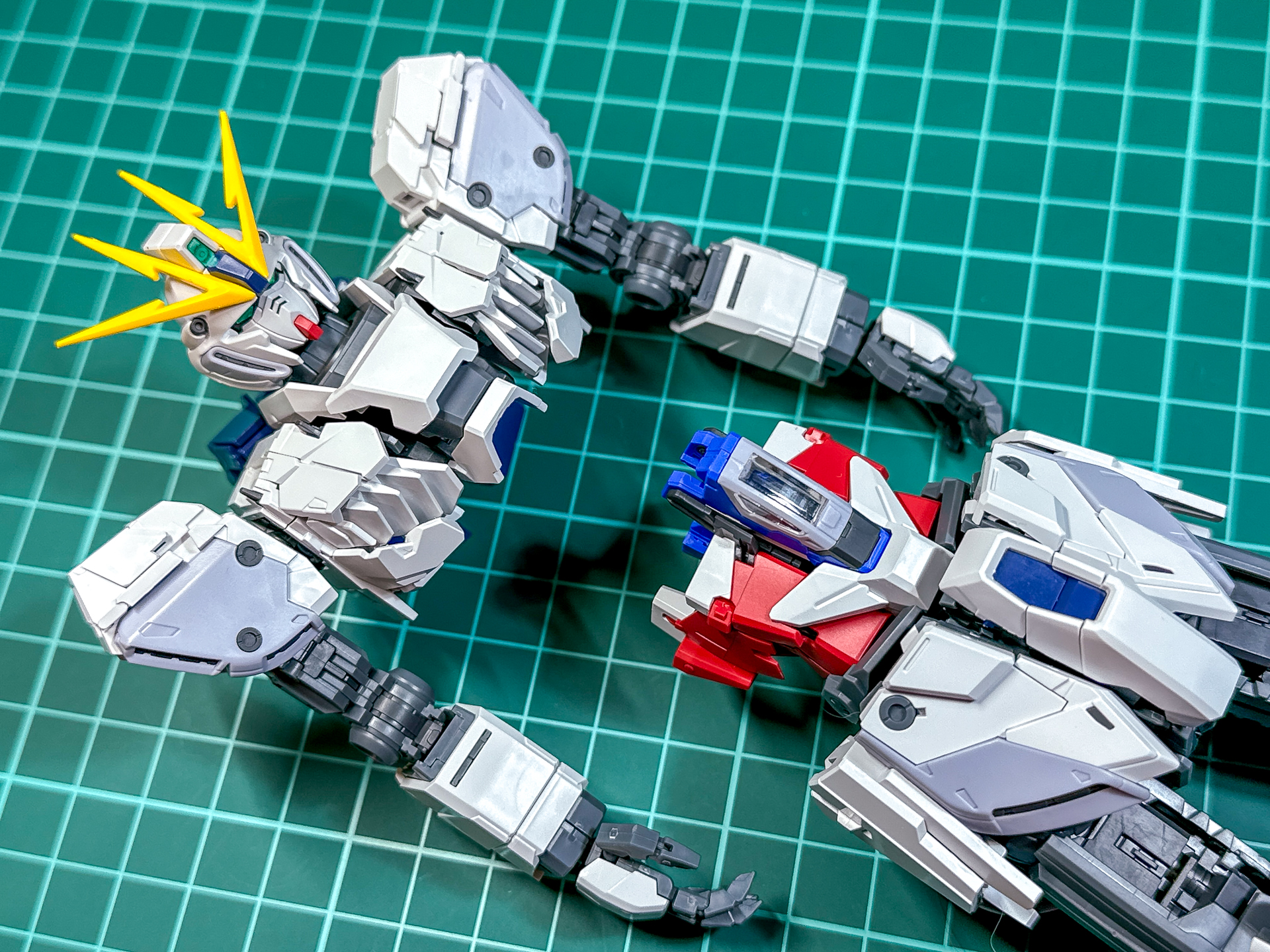 合体前の上半身。胸部パーツを横に開いて合体させます。