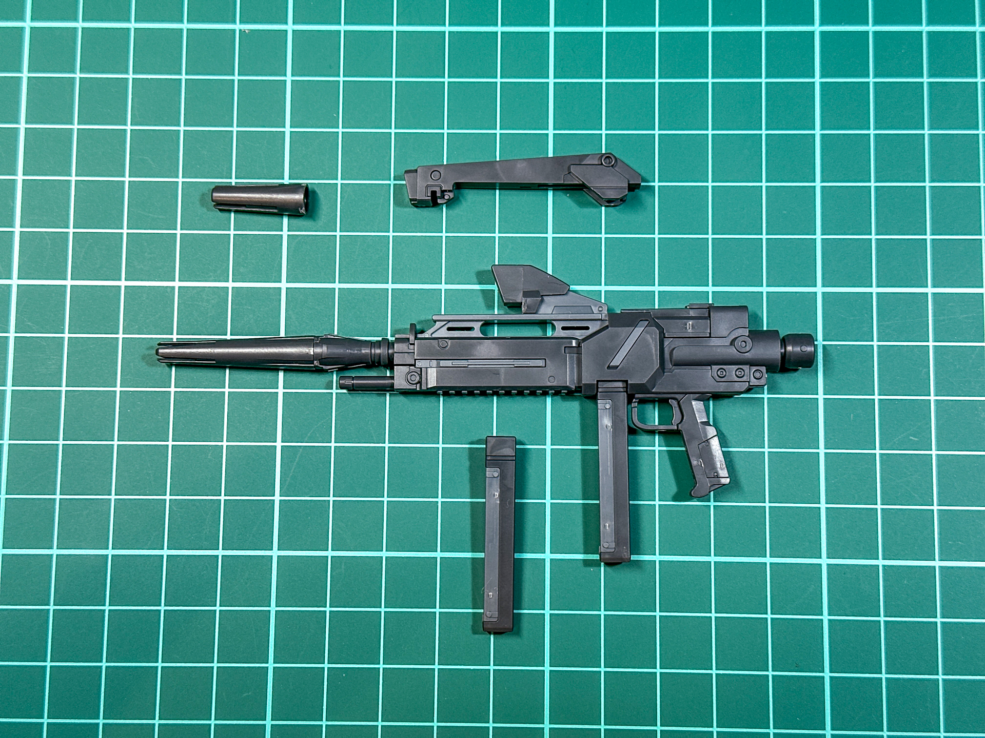組み立てが完了したナラティブガンダム用ビーム・ライフル。マガジンは着脱可能です。