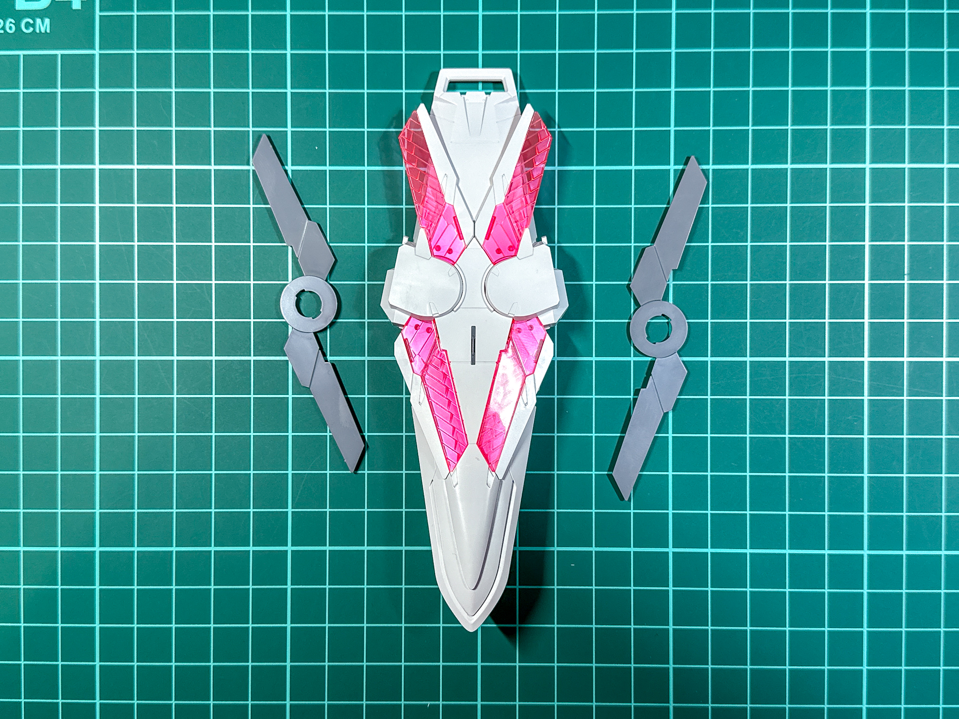 組み立てが完了したシールド。サイコフレームのモールドは裏表両面に施されているので奥行きのある仕上がりです。