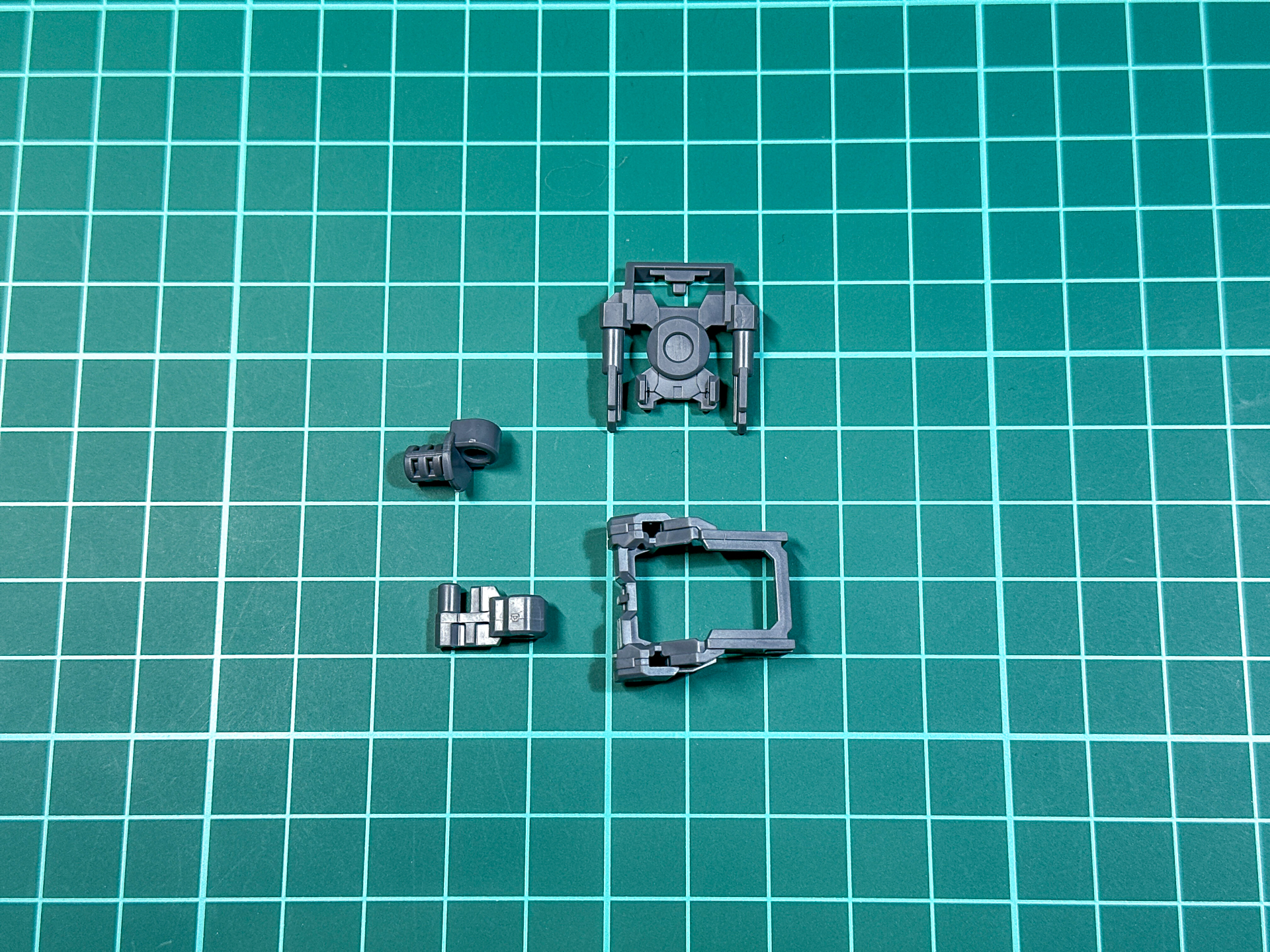 組み立て前のシールド用保持パーツ。パーツ構成は左右兼用です。