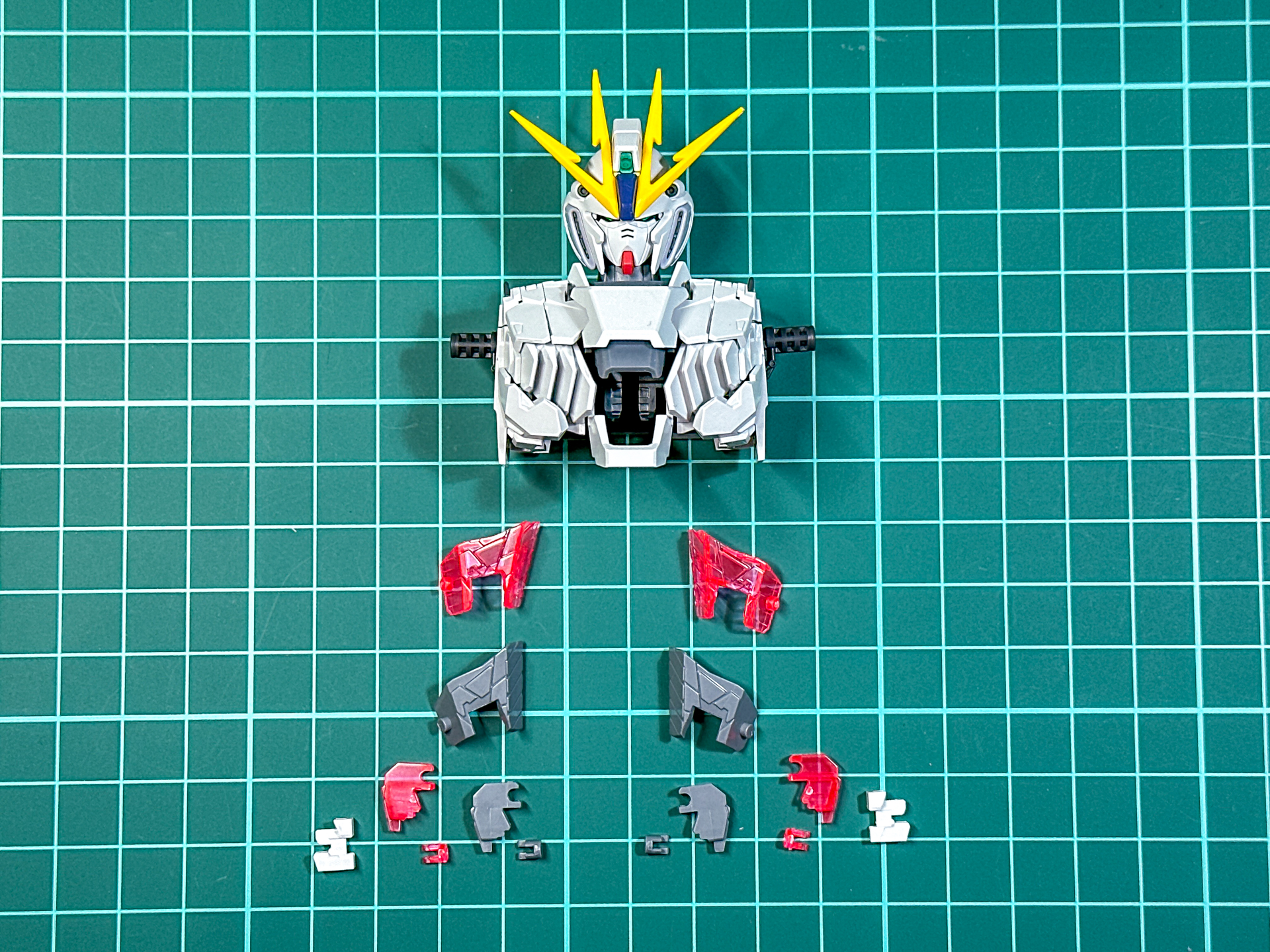 サイコフレーム装着前の胸部。4か所にサイコフレームを装着します。